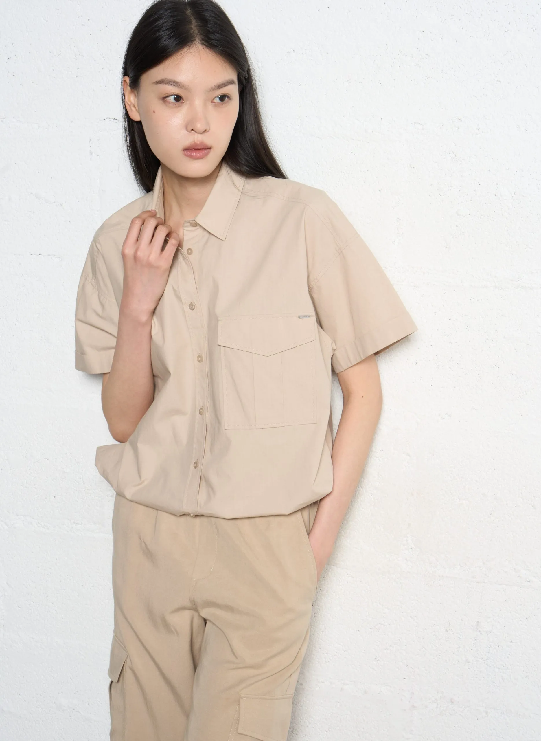 Gerade geschnittenes, elastisches Baumwollhemd Beige