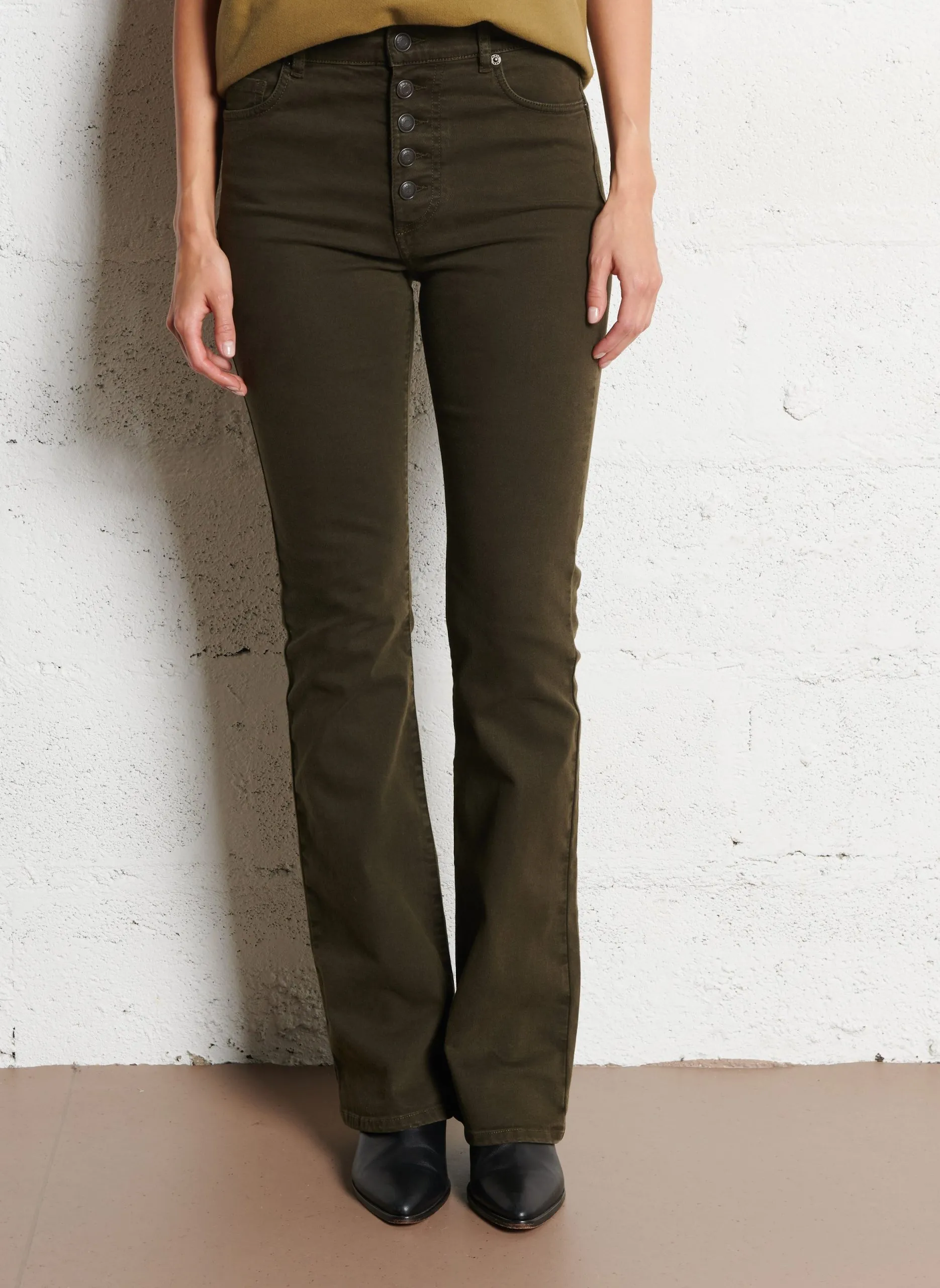 Hoch taillierte Flared Jeans in Uni-Farbe Khaki