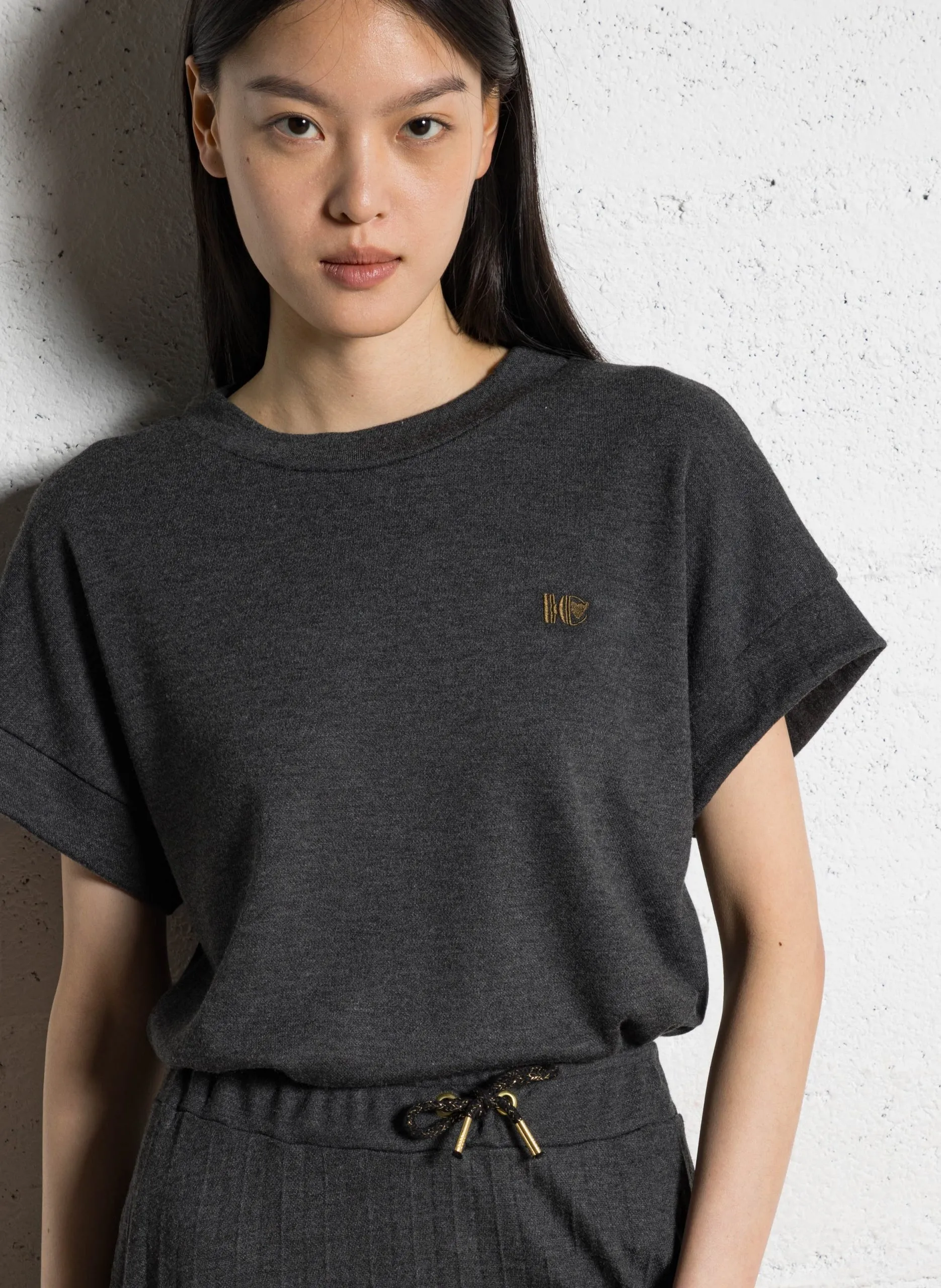 T-Shirt mit Stickerei auf der Brust Grau