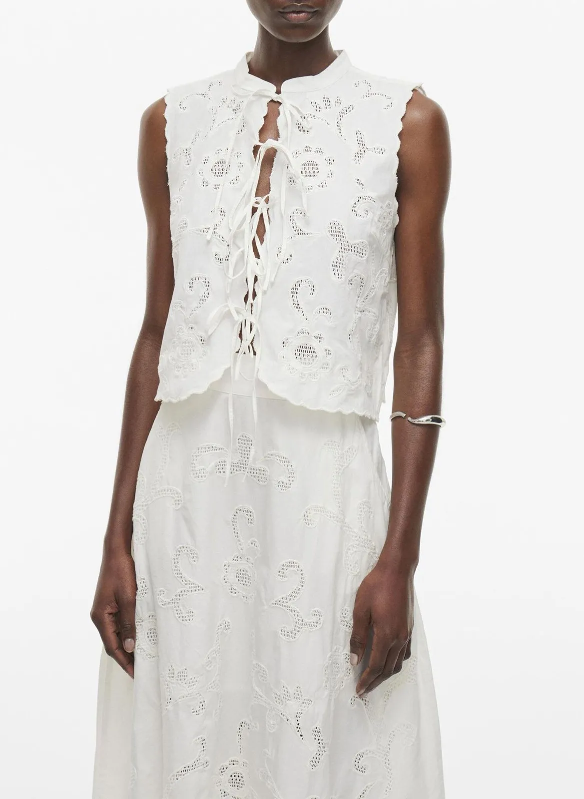 Bio-Baumwollbluse mit geradem Schnitt und Stickerei Weiss