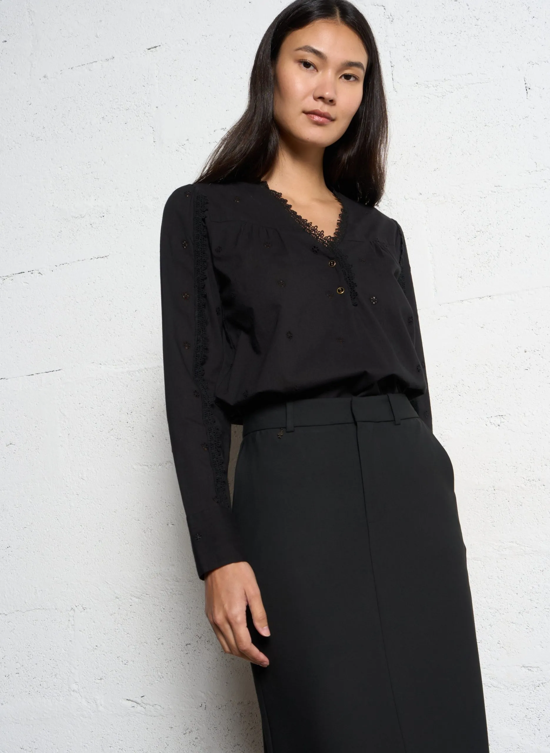 Bluse mit V-Ausschnitt und geradem Schnitt mit Stickereien Schwarz CLOE