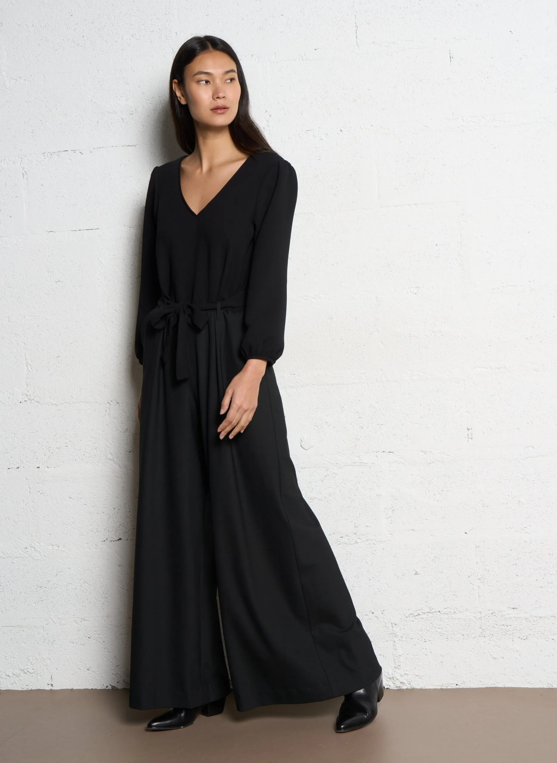 Breiter Gürtel Jumpsuit mit V-Ausschnitt Schwarz RUFF