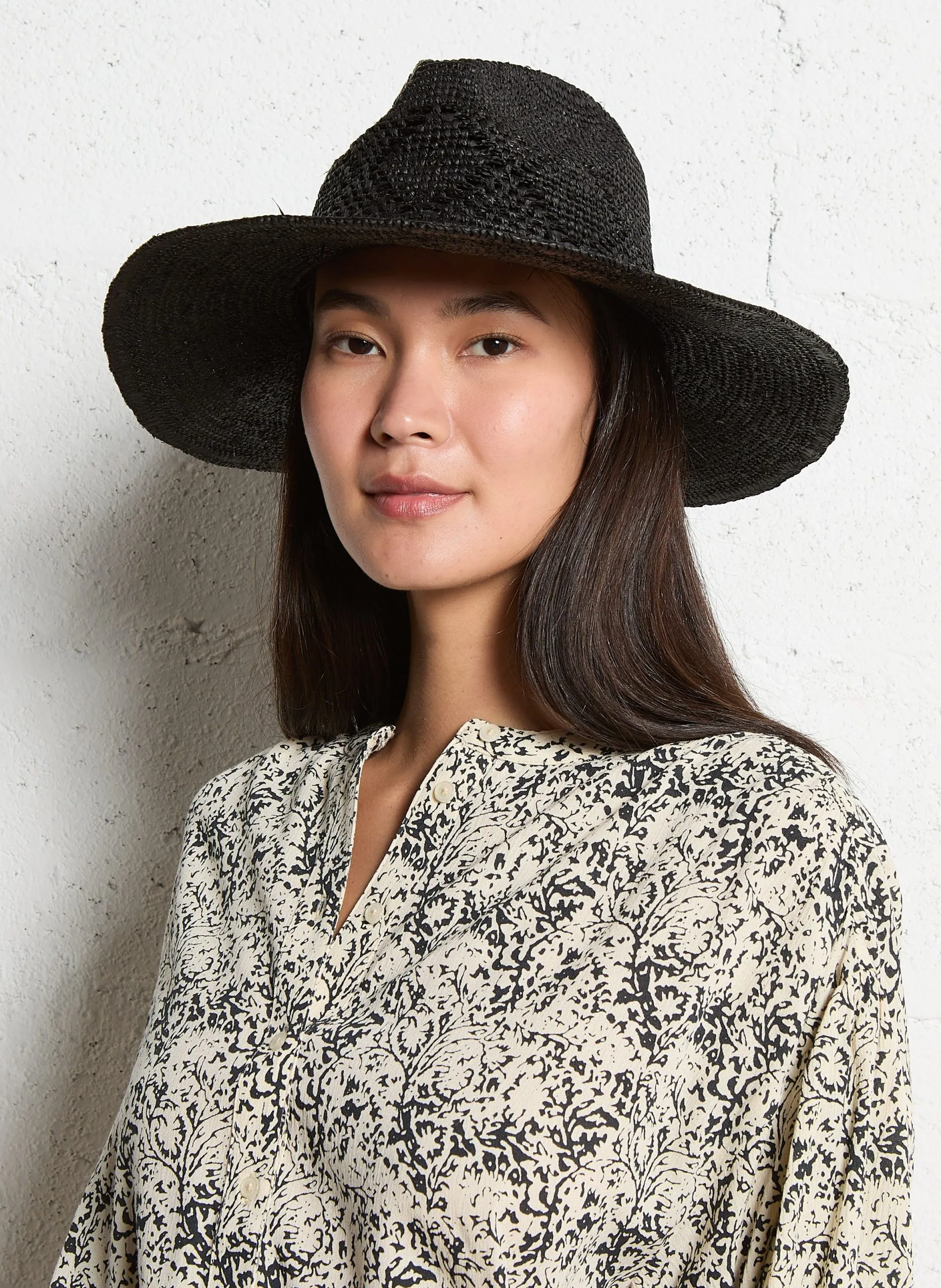 Verstellbarer Hut aus geflochtenem Bast mit Ajourmuster Schwarz CAPRIA