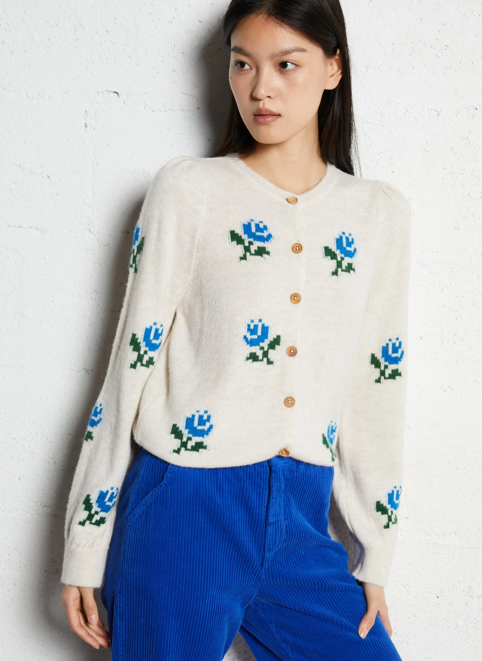 Gerade geschnittene Weste mit Rundhalsausschnitt und Blumenmuster Beige CALIZIA