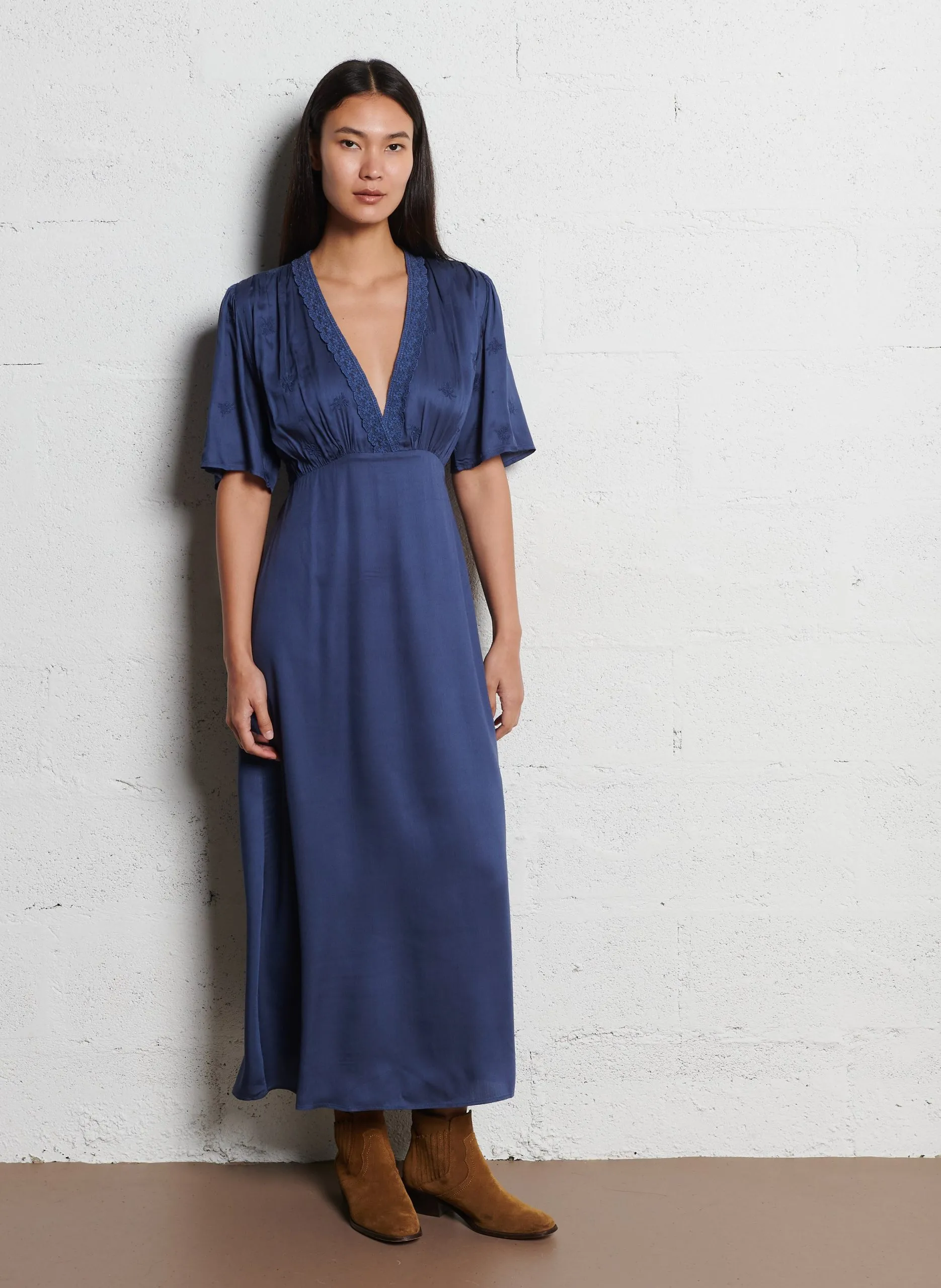 Kurzkleid mit V-Ausschnitt Blau LAZLAI