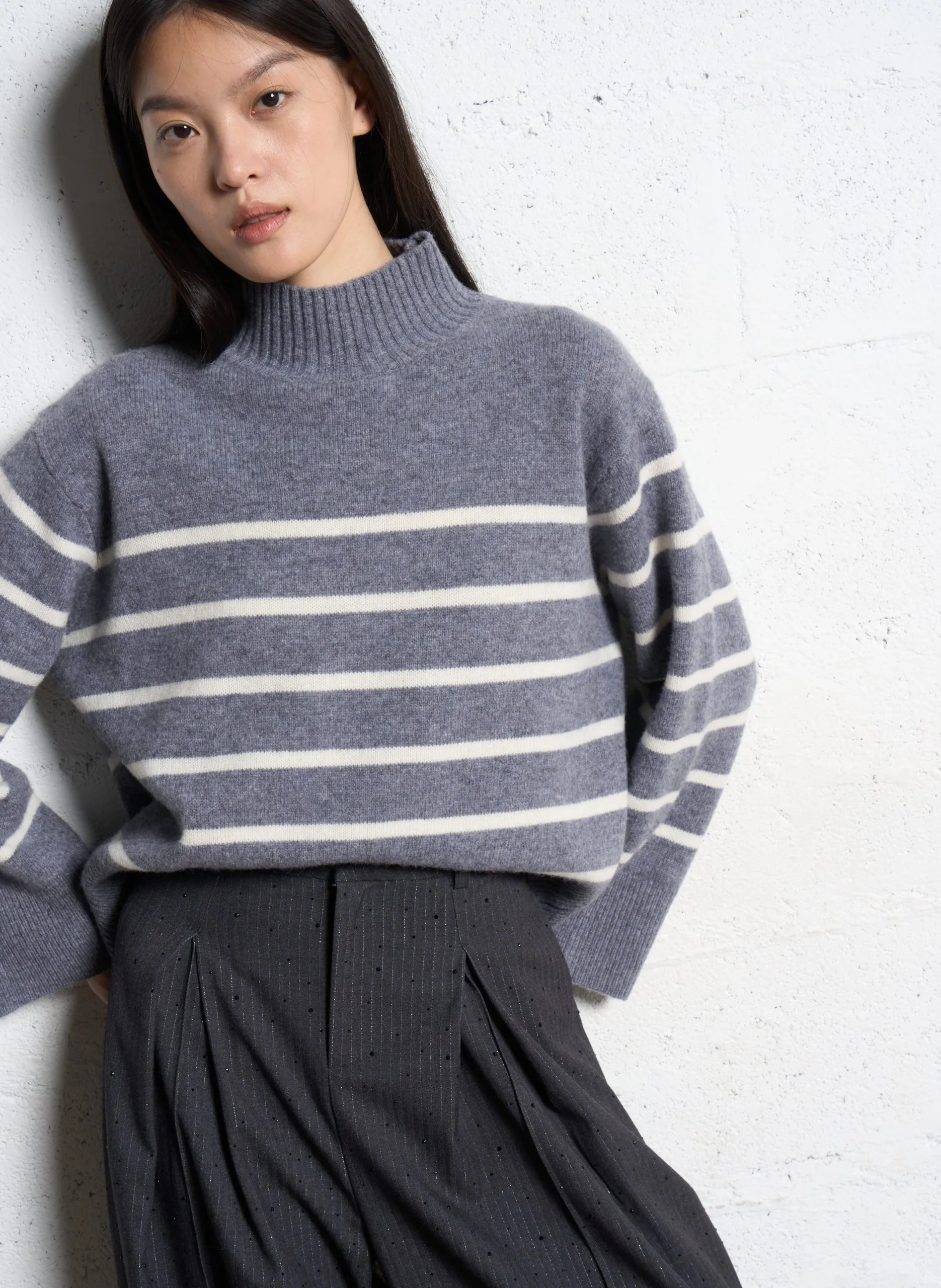 Weiter Rollkragenpullover mit Streifenmuster aus Wolle. Grau PALISKO