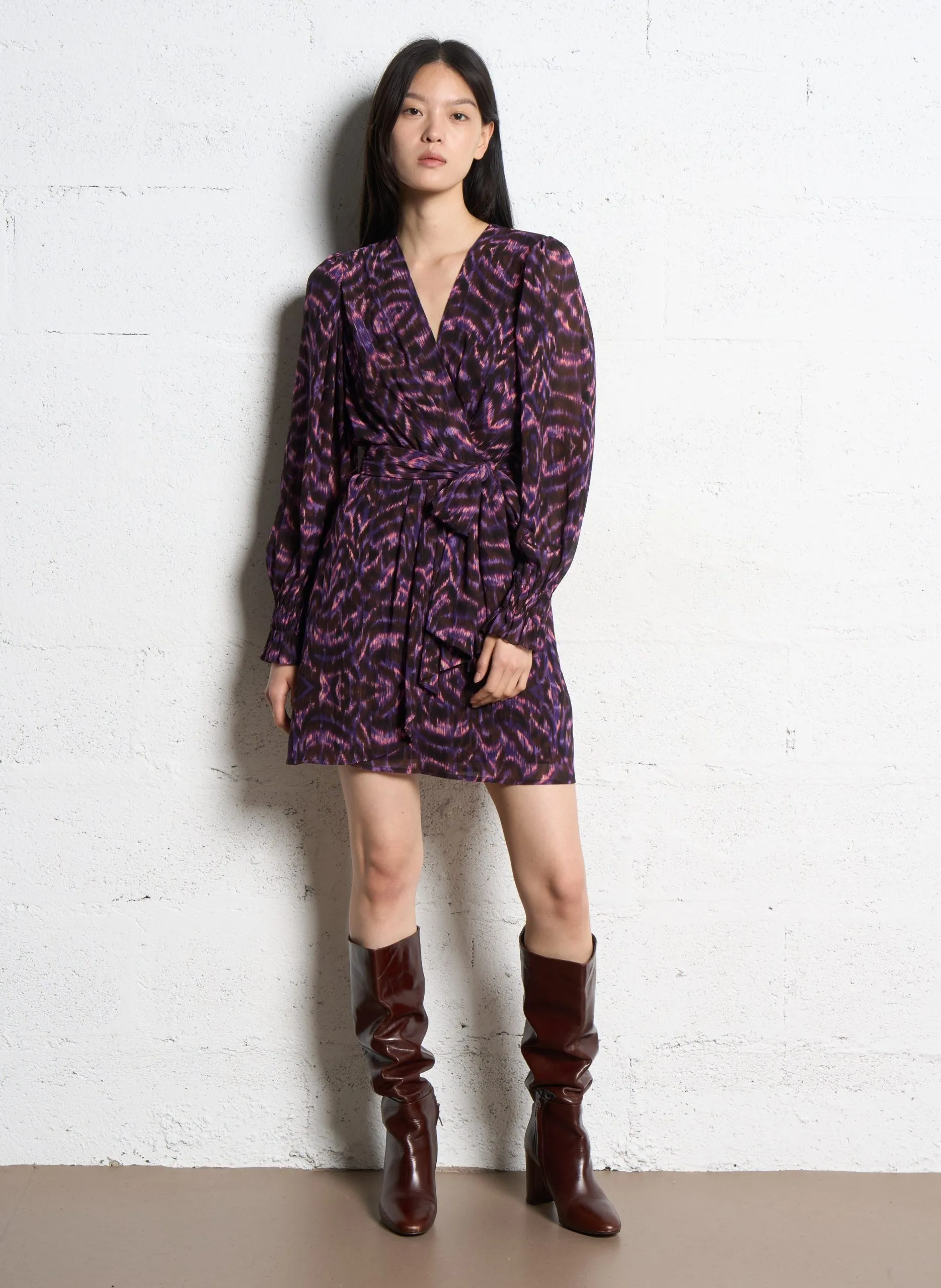 Tailliertes, kurzes Kleid mit V-Ausschnitt Violett CRISTAL