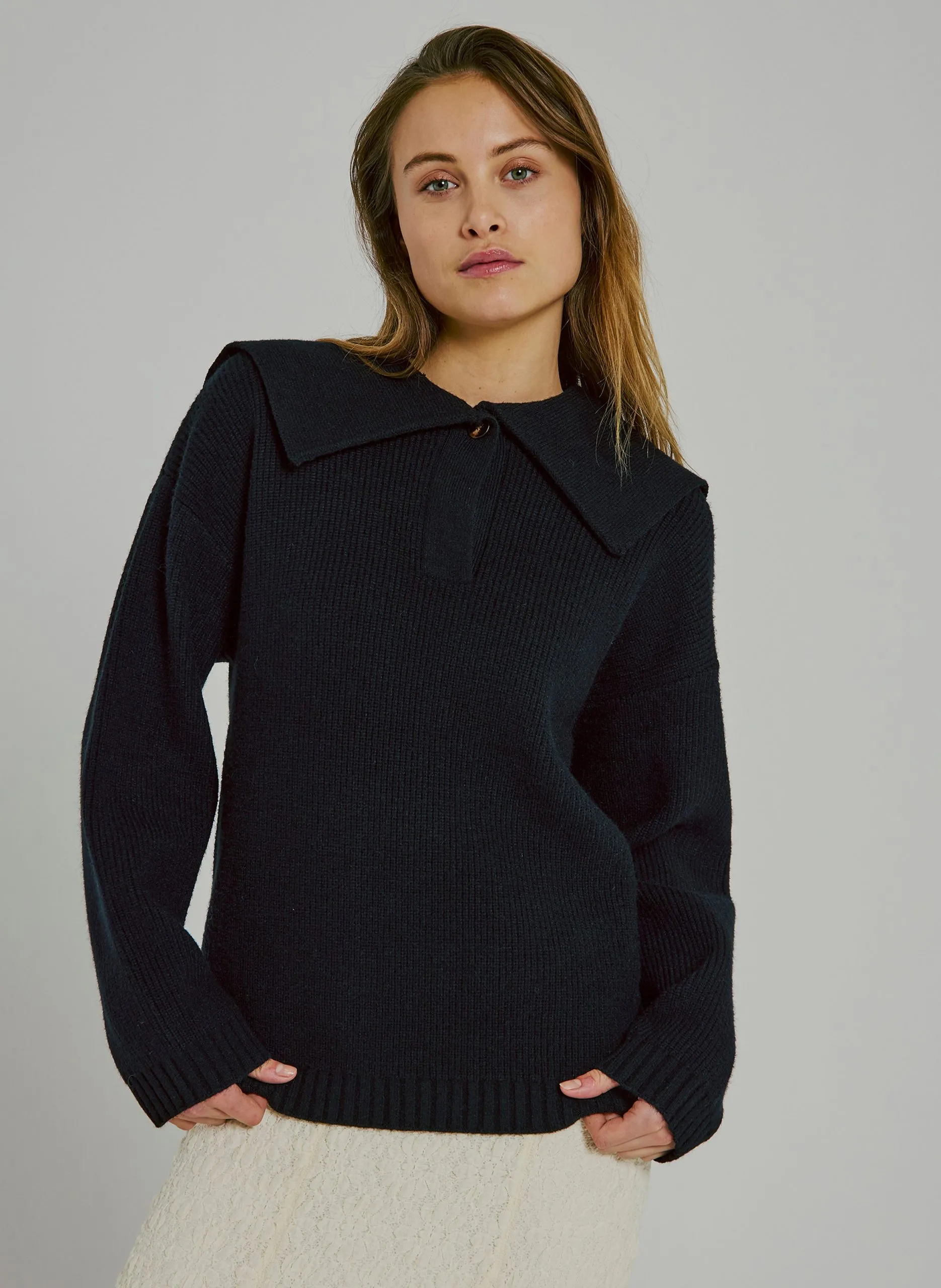 Pullover mit Reverskragen in einfarbigem Rippenstrick Schwarz FEA