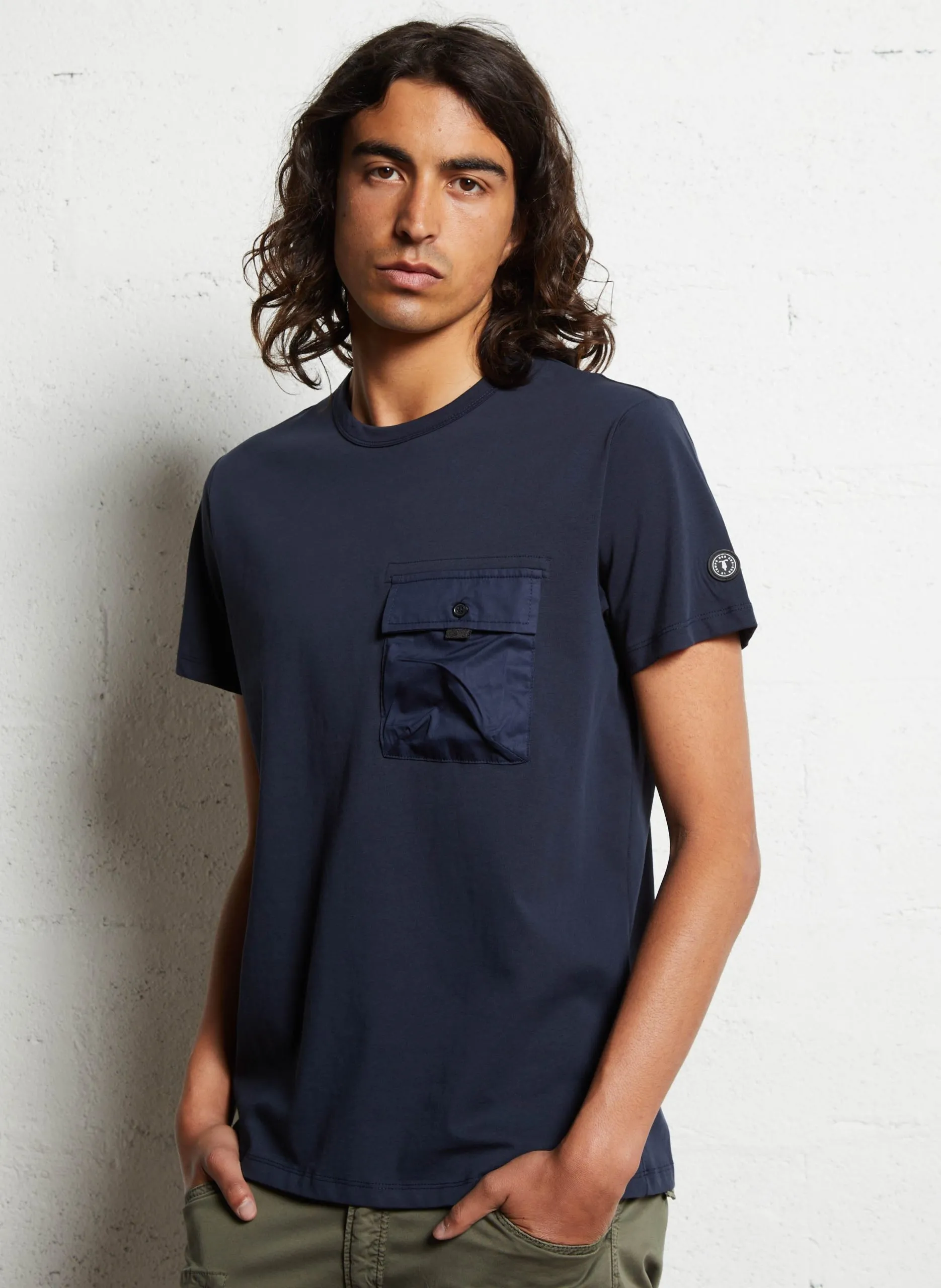 Gerader T-Shirt mit einfarbigem Design und aufgesetzter Tasche. Blau LUPAS