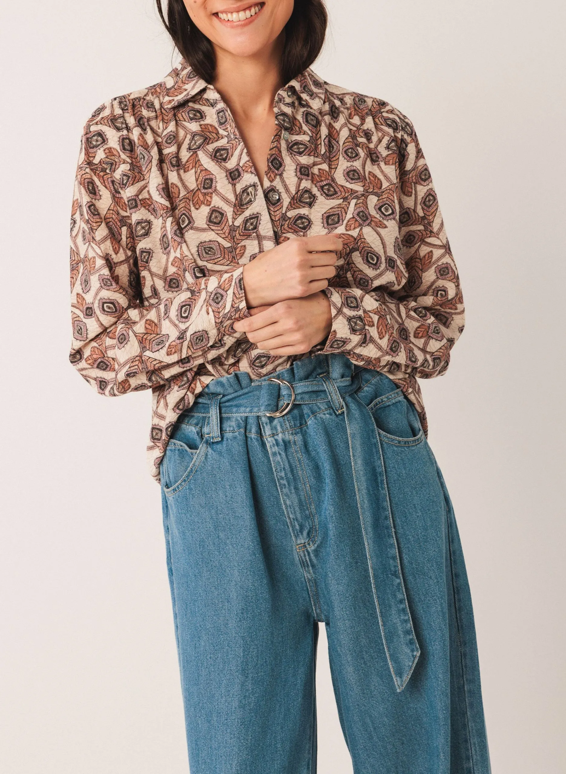 Weit geschnittene Baumwollbluse mit Print Beige