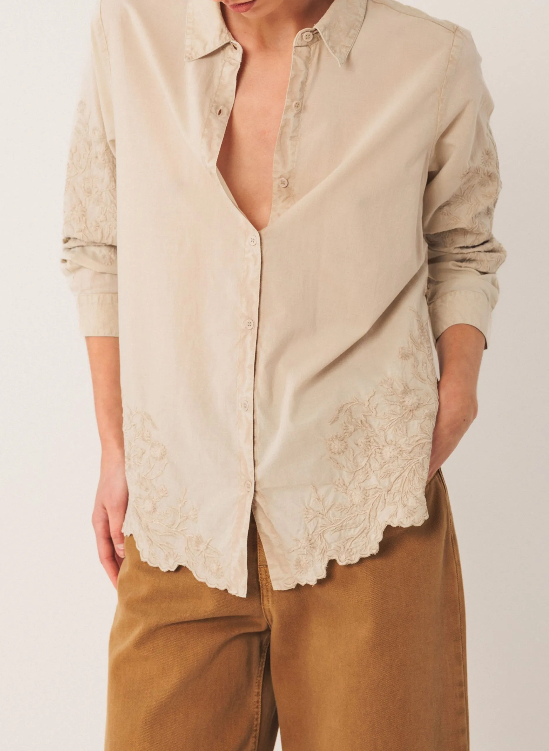 Gerade Bluse mit Blumenstickereien Silber