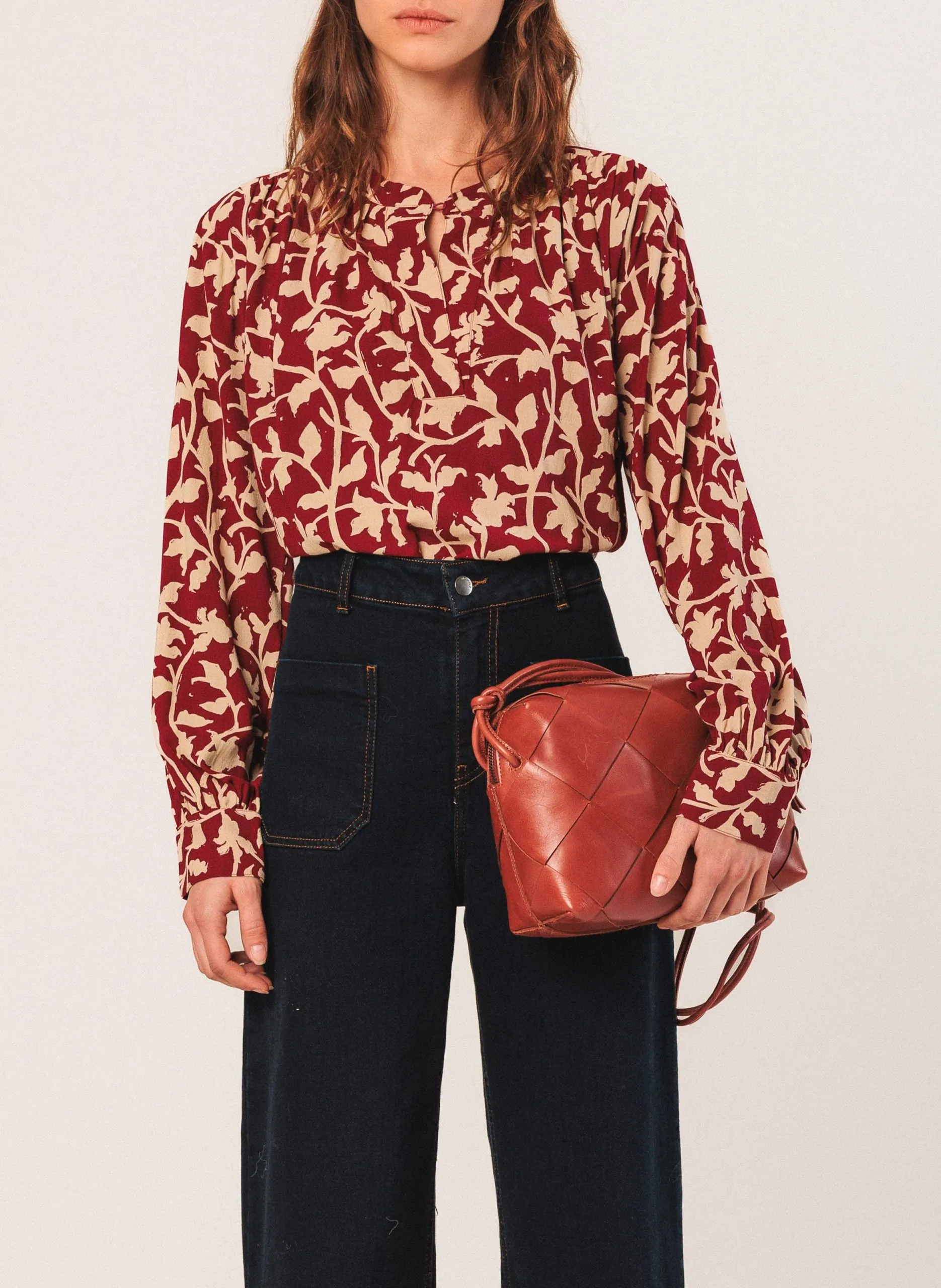 Weite Bluse mit Mao-Kragen und Blumenmuster Violett