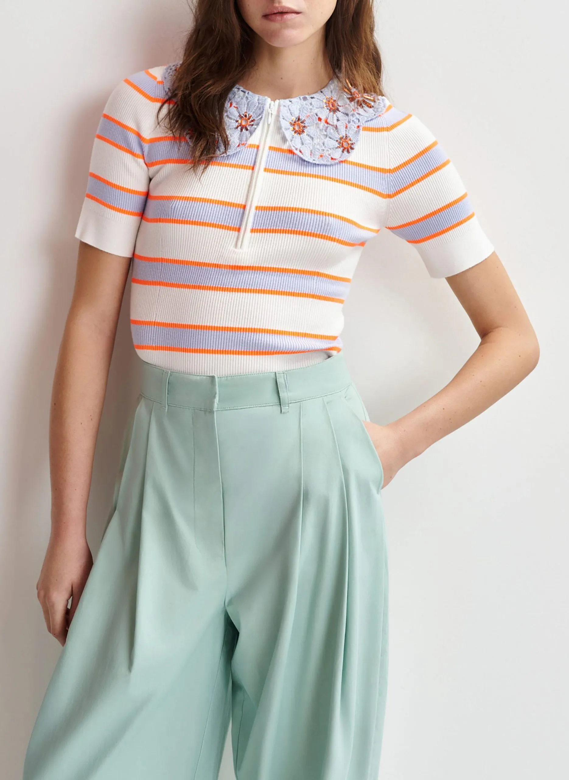 Eng anliegendes gestreiftes Top mit Spitzenkragen Mehrfarbig IOTA