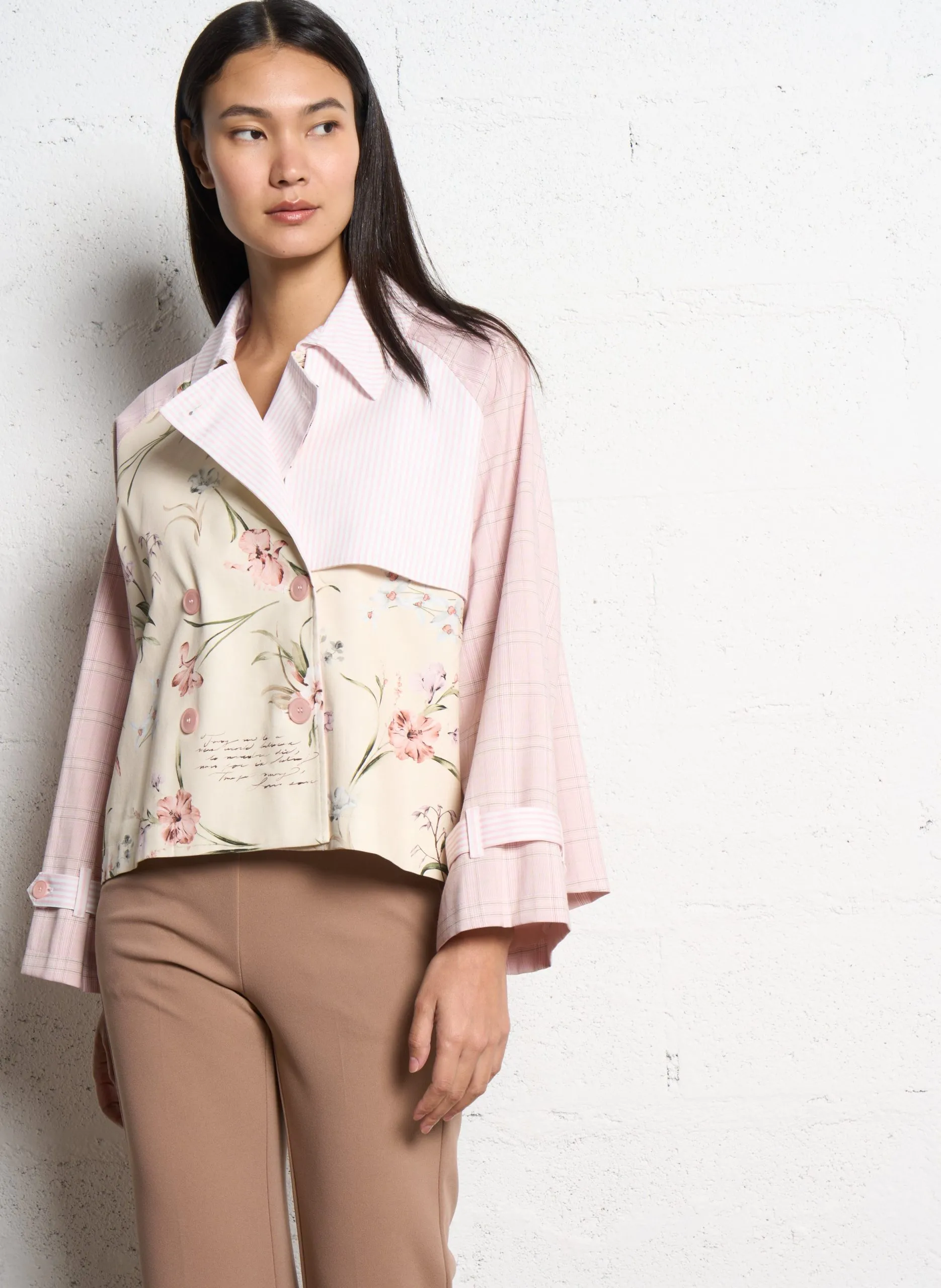 Kurzer klassischer Trenchcoat mit Blumenmuster Rosa