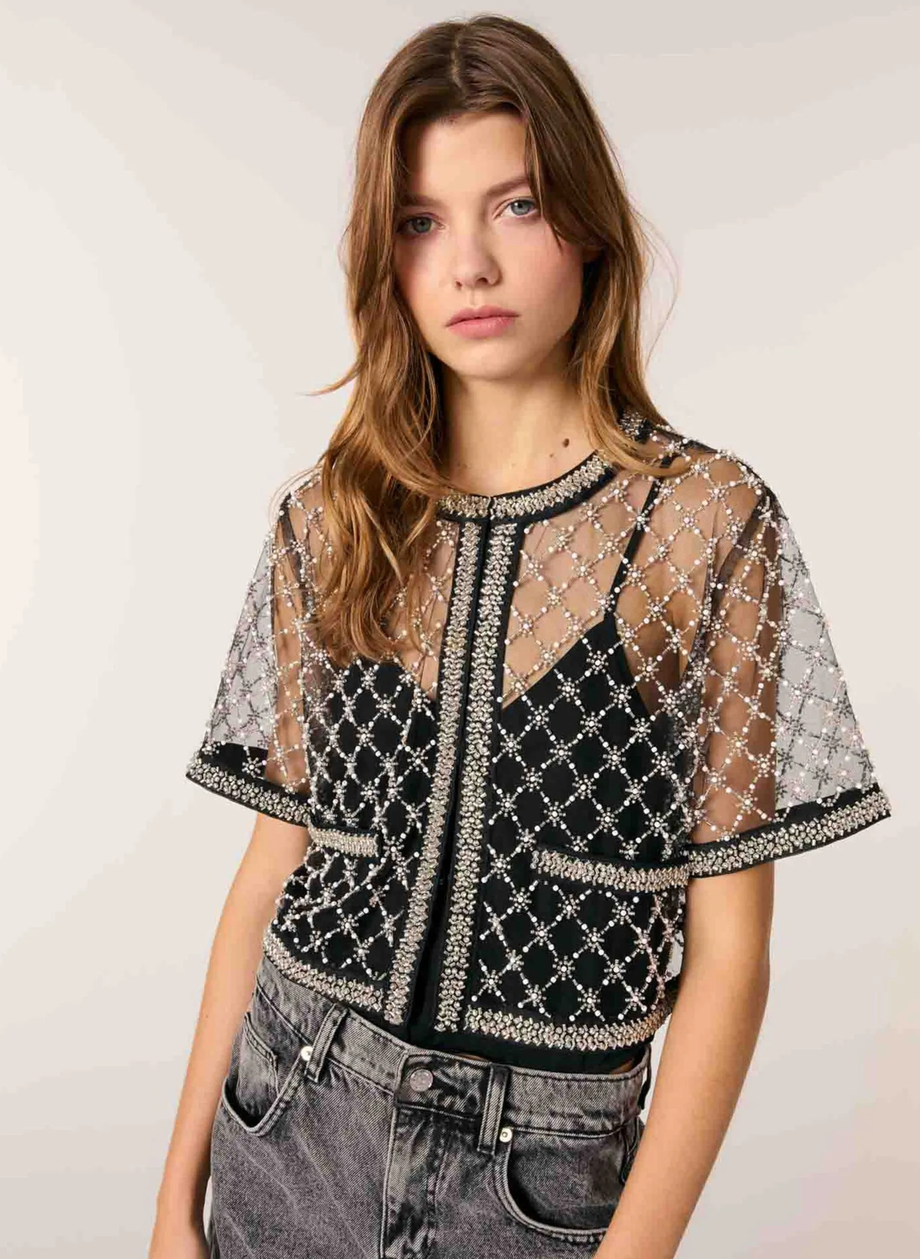 Rundhalsausschnitt-Top mit bestickten Perlen. Schwarz