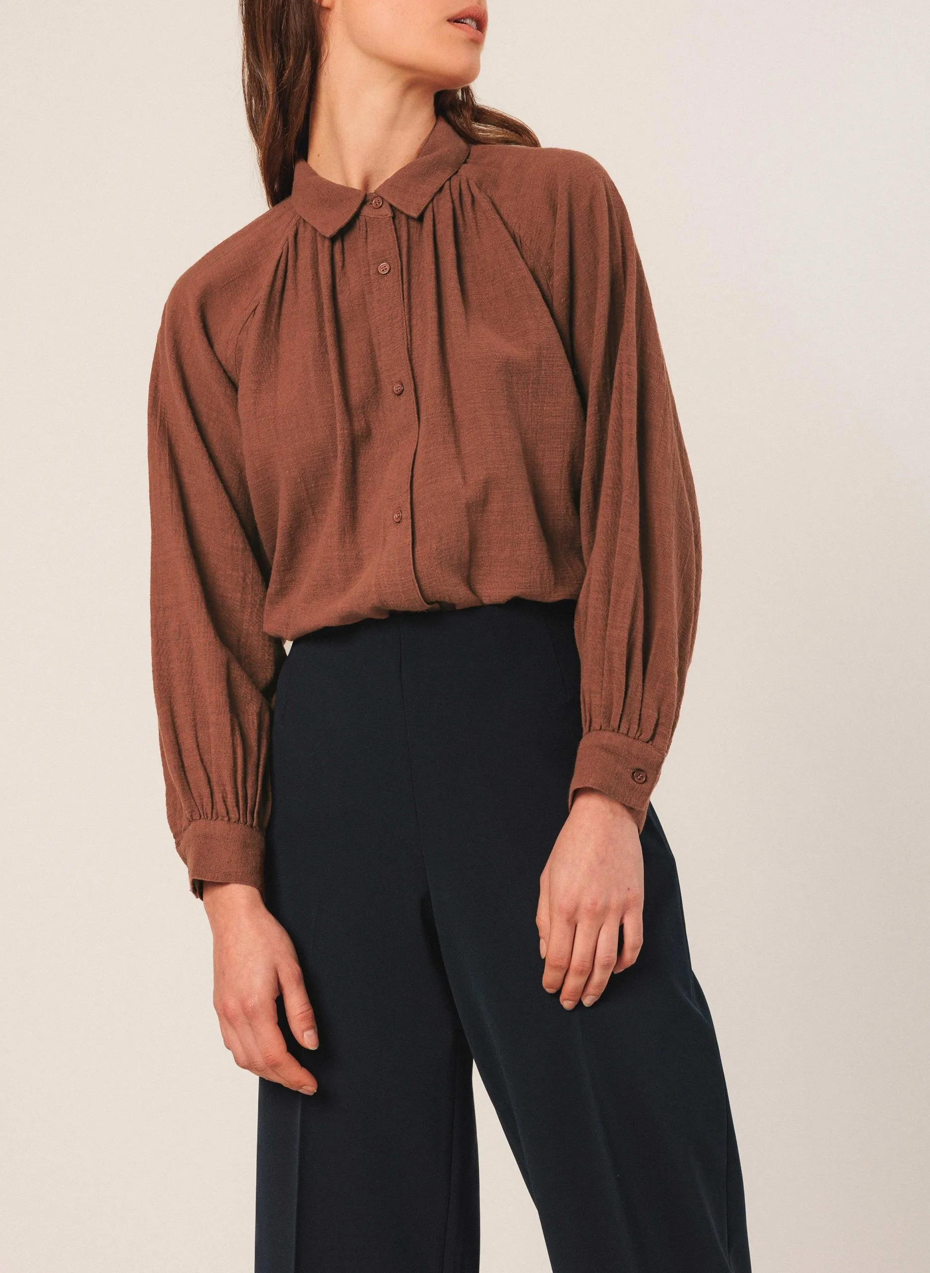 Weite Bluse aus Bio-Baumwolle mit klassischem Kragen Braun