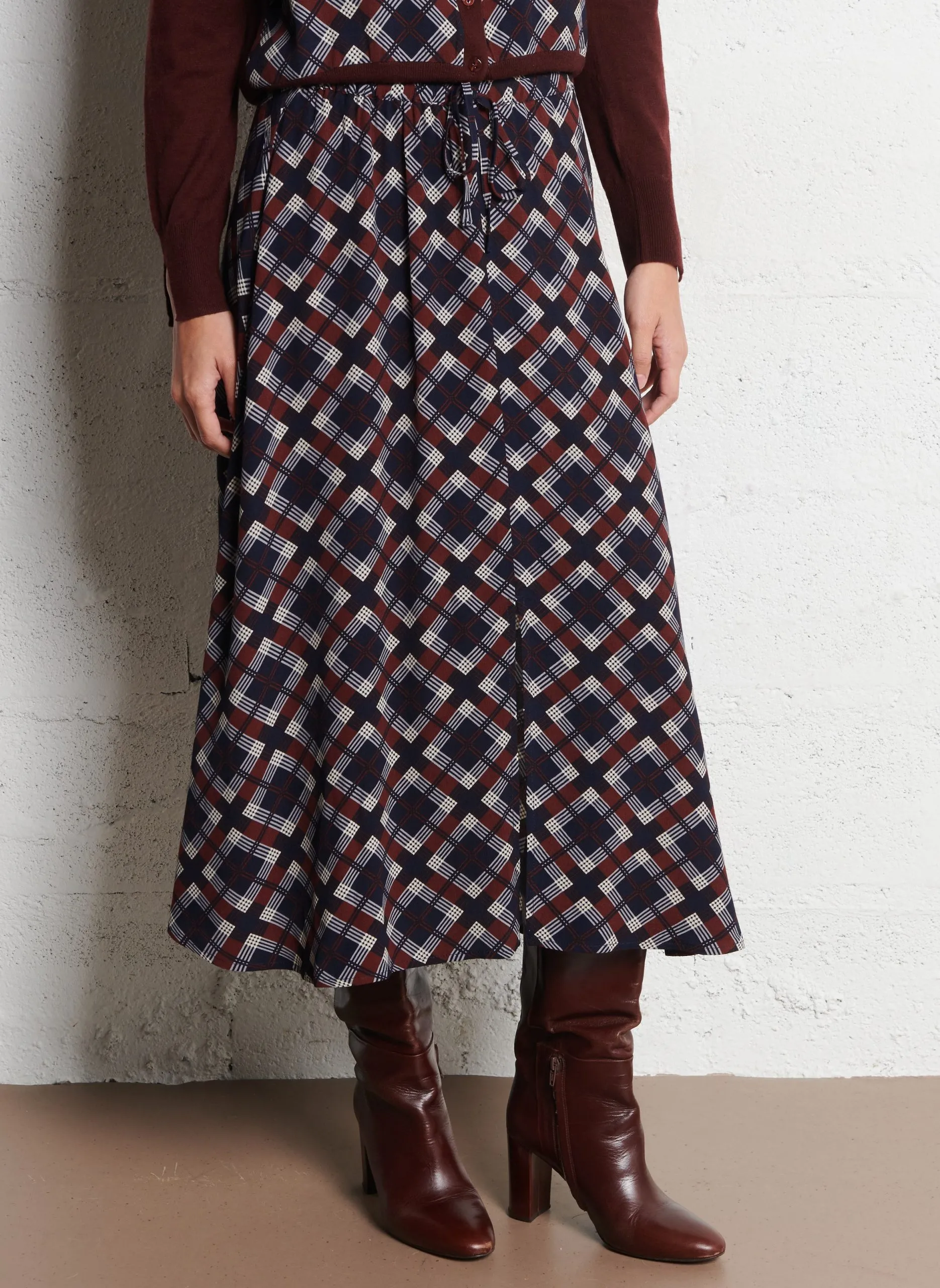 Ausgestellter, fließender Rock Blau