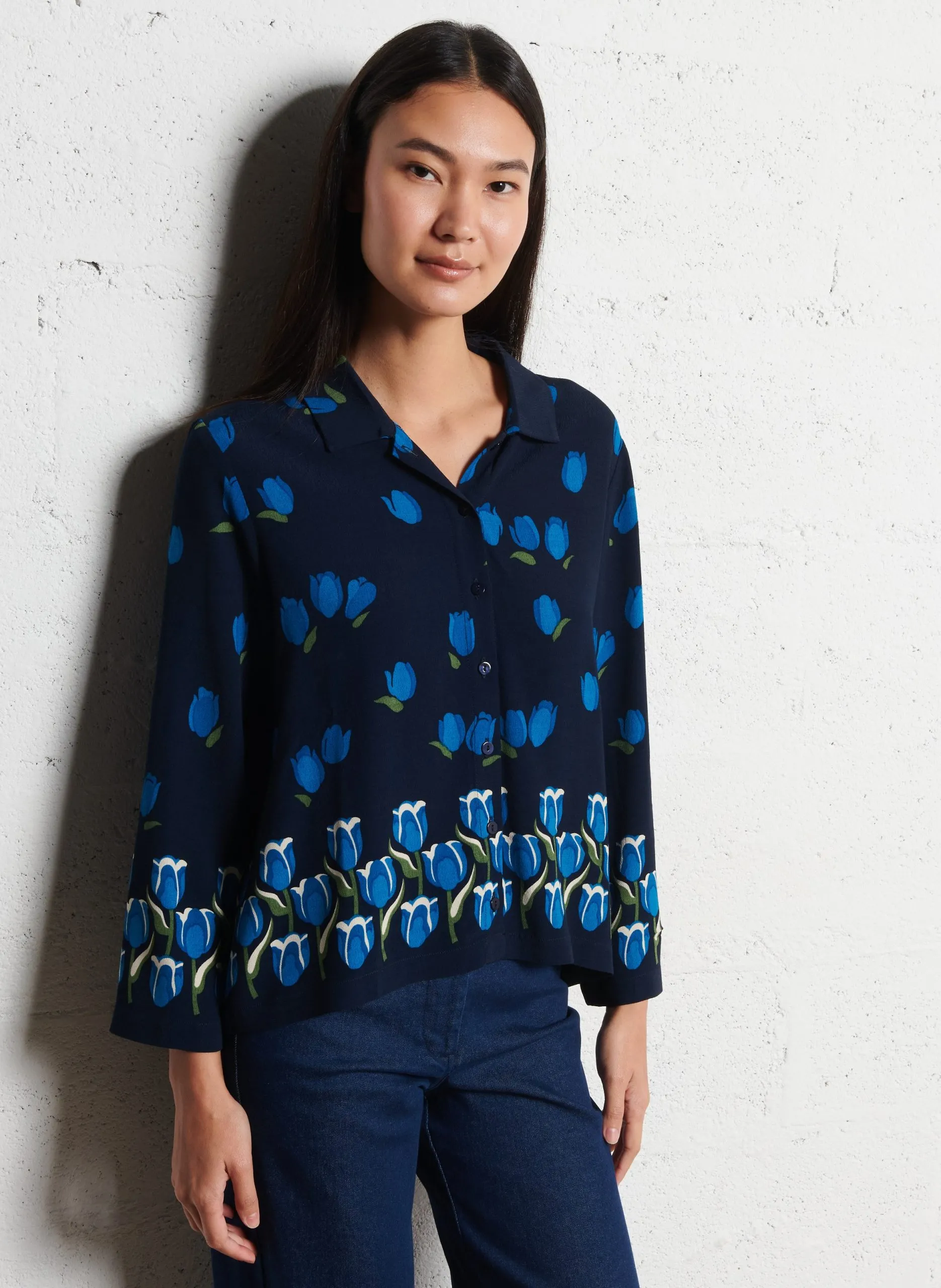 Gerade und fließend geschnittene Bluse Blau