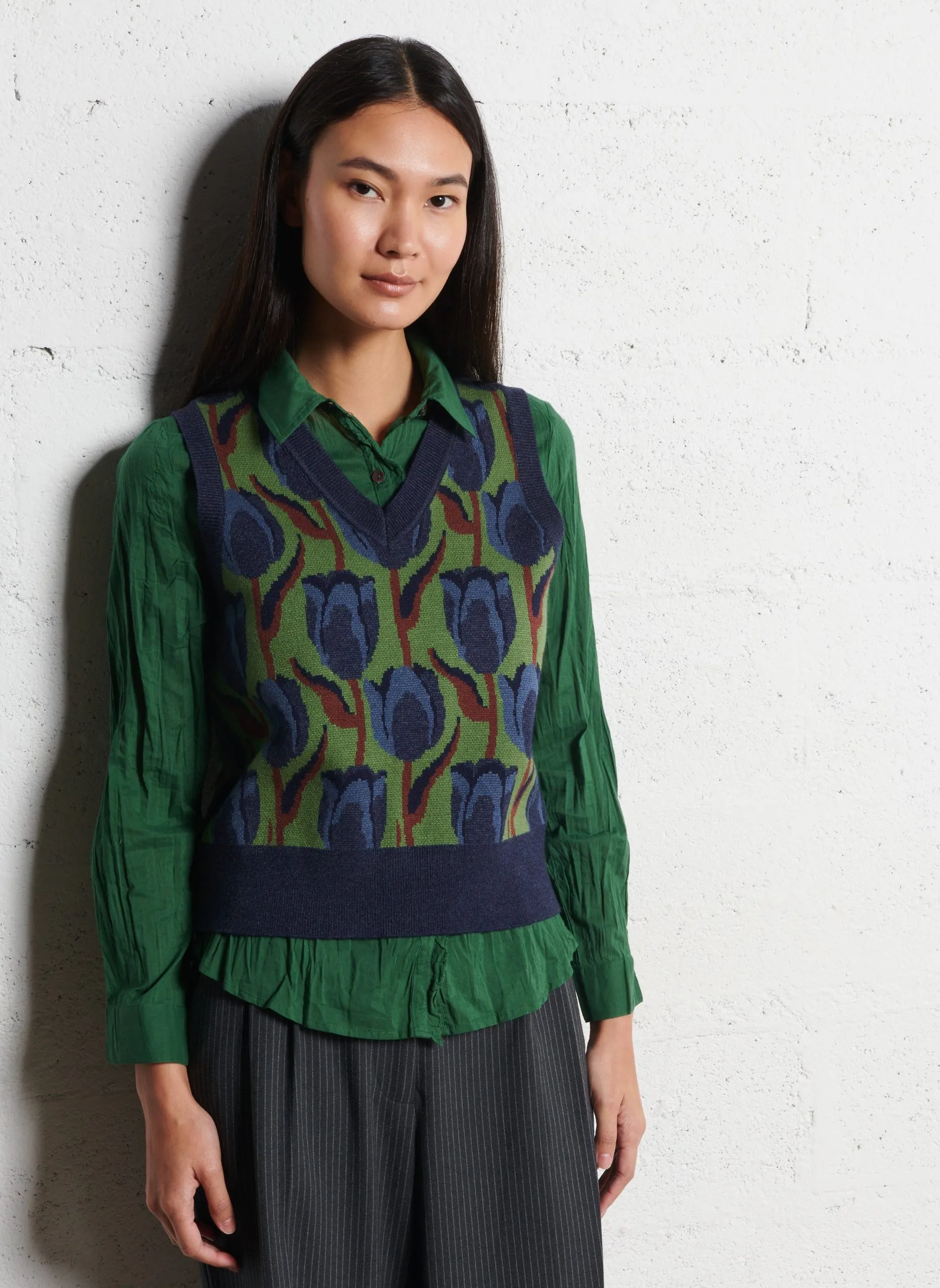 Ärmellose Bluse mit V-Ausschnitt und Tulpenmuster. Grun