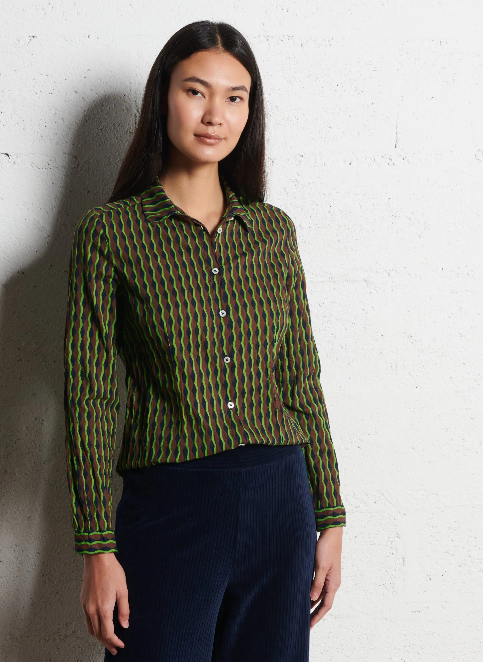 Taillierte Bluse mit Zickzackmuster aus knitterfreier Baumwolle. Blau