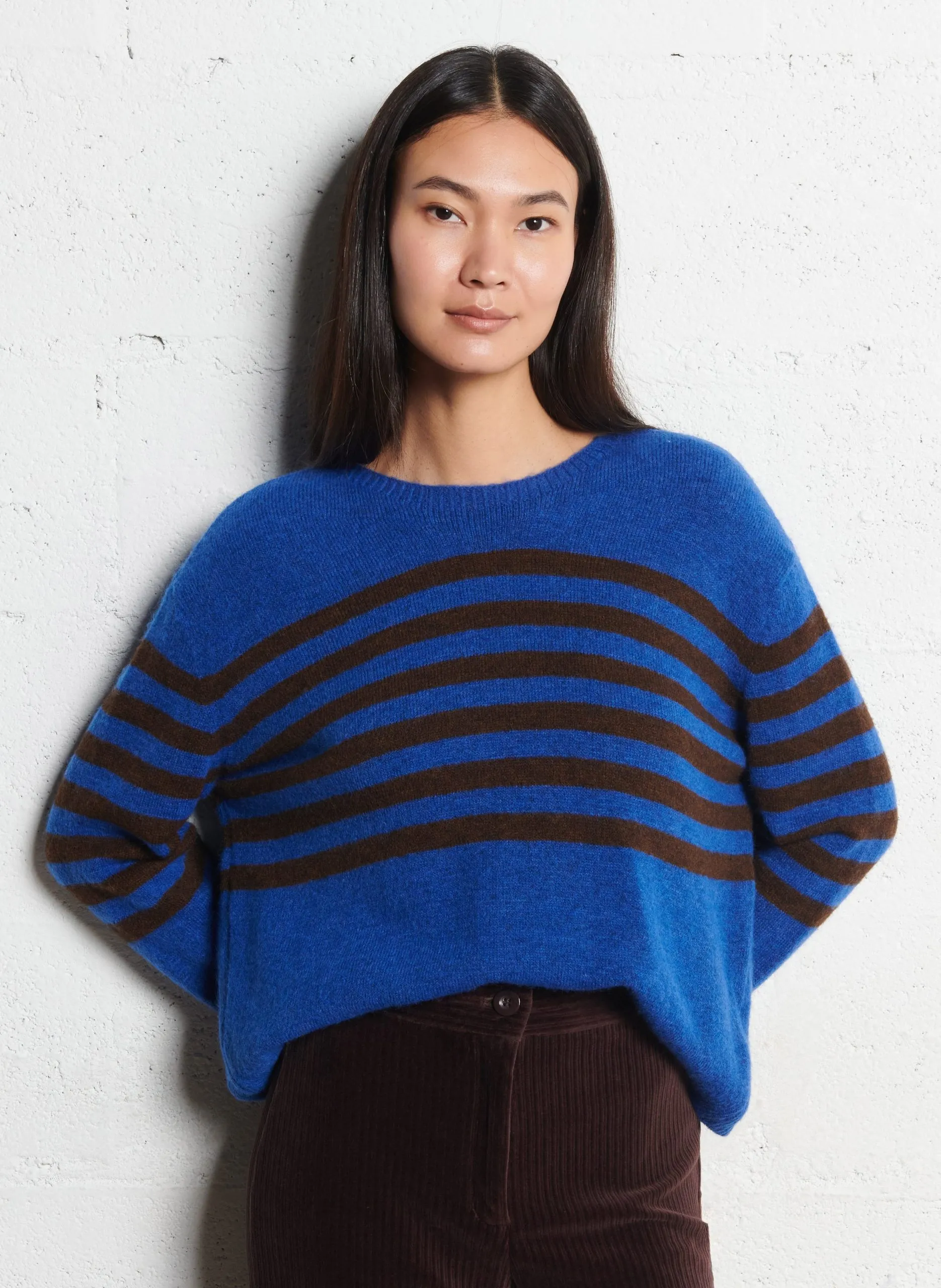 Weites Boot-Ausschnitt-Pullover mit Streifen Blau