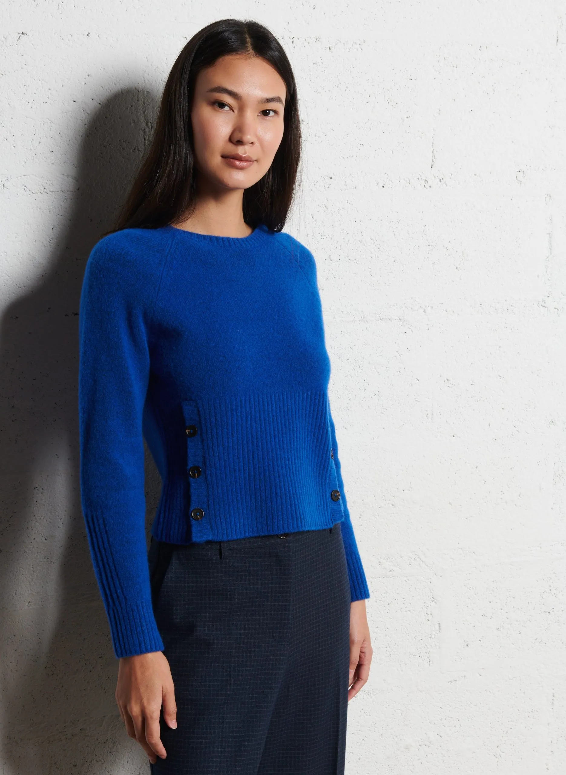 Gerader Wollmix-Pullover mit Knopfleiste. Blau