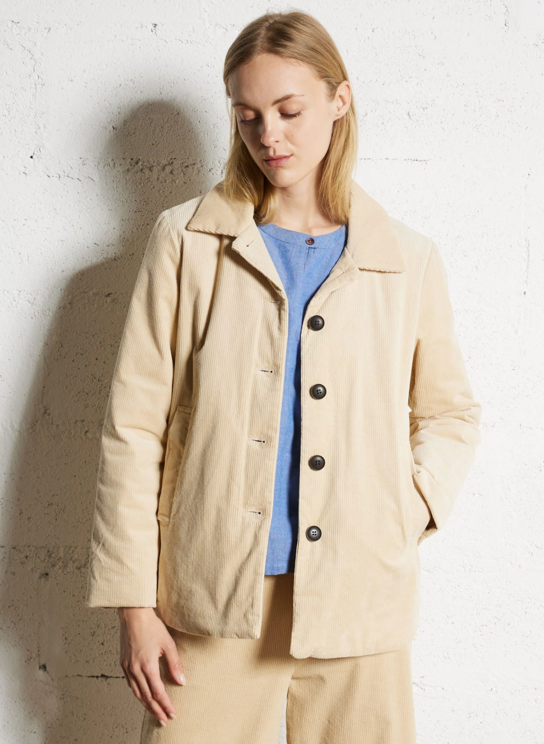 Gepolsterte Jacke mit klassischem Kragen aus Cordstoff Beige