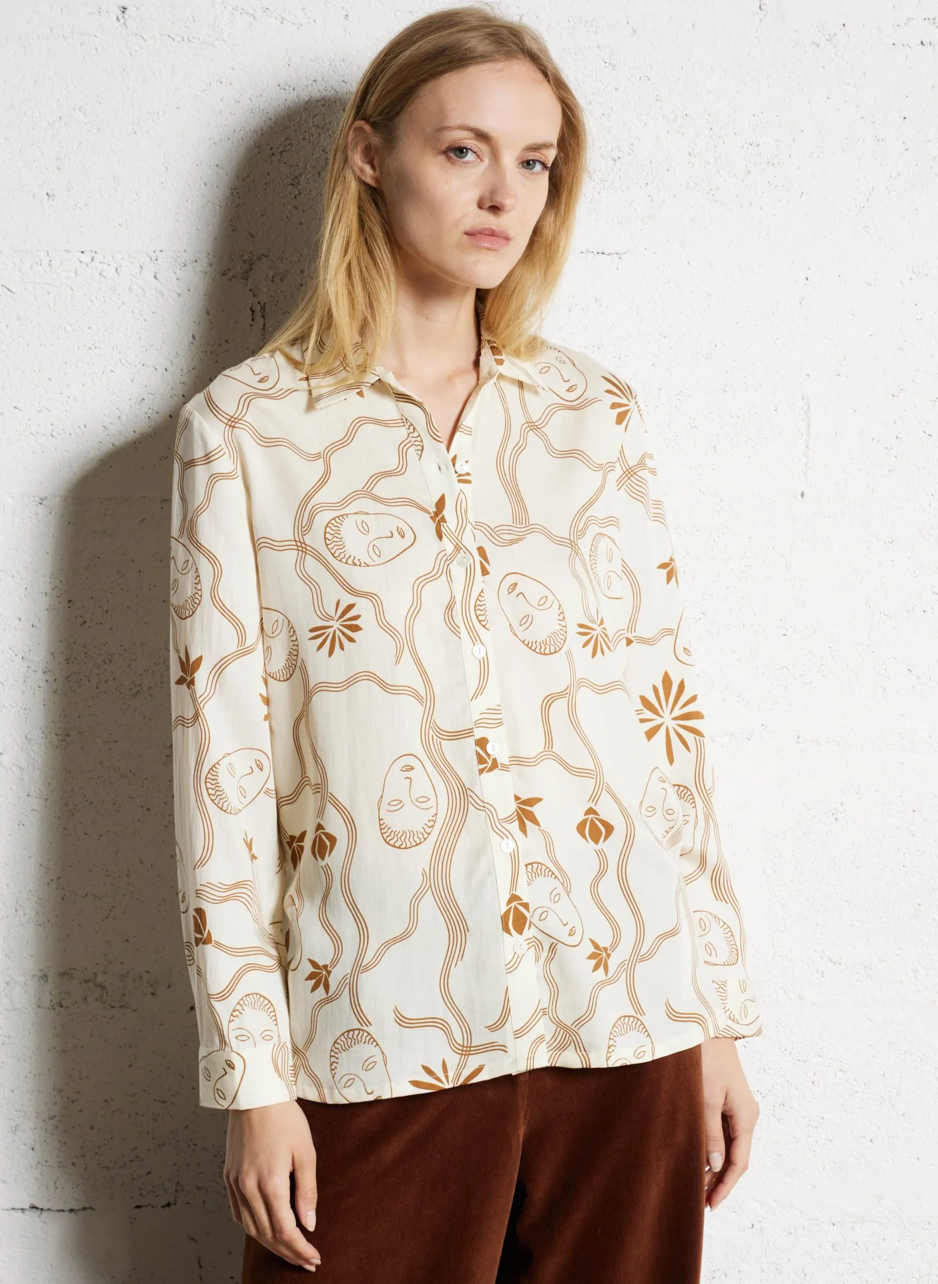 Weite, bedruckte Bluse mit klassischem Kragen Beige