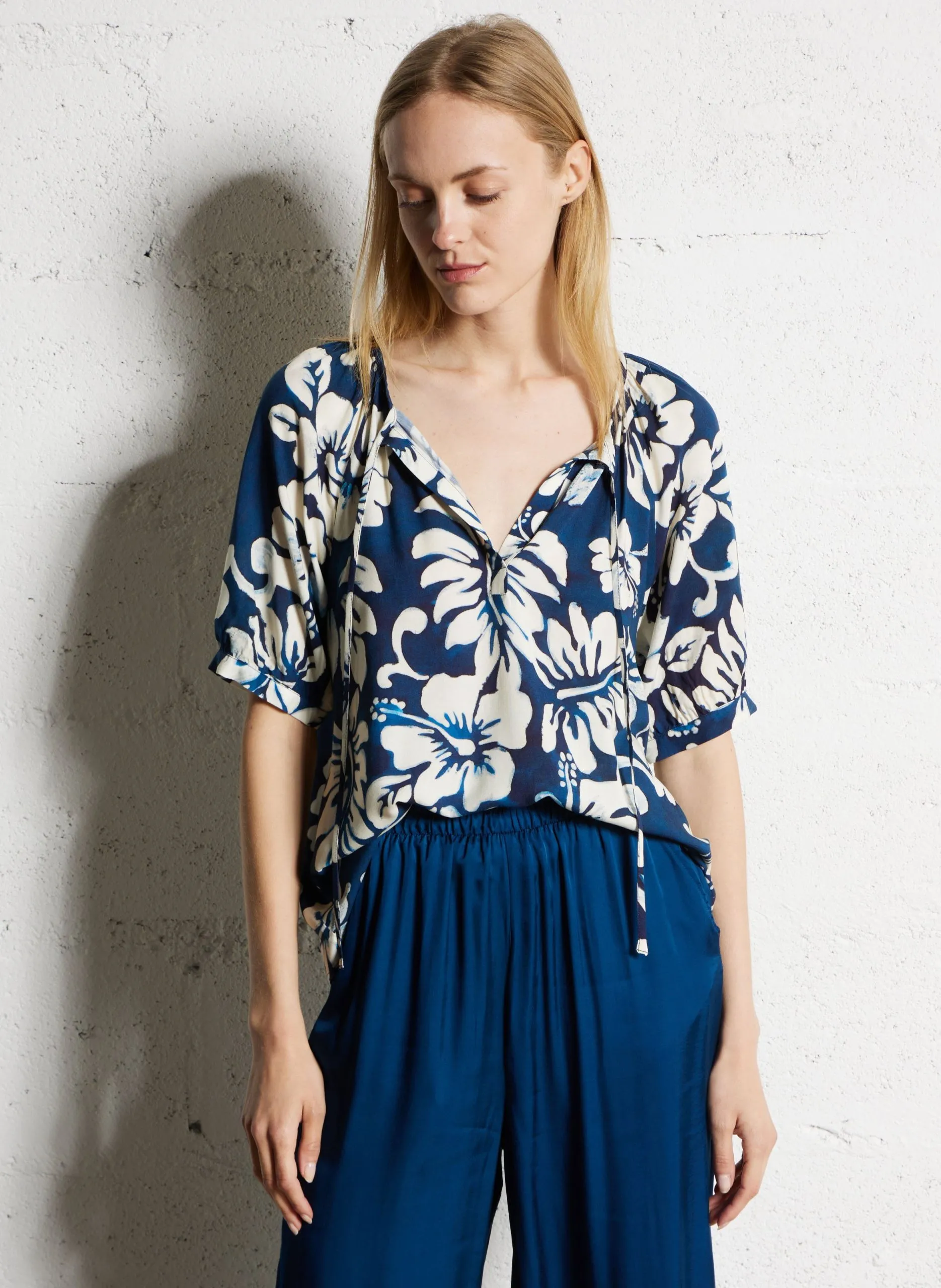 Fließendes Top mit kurzen Ärmeln und Print Blau TOHAYO