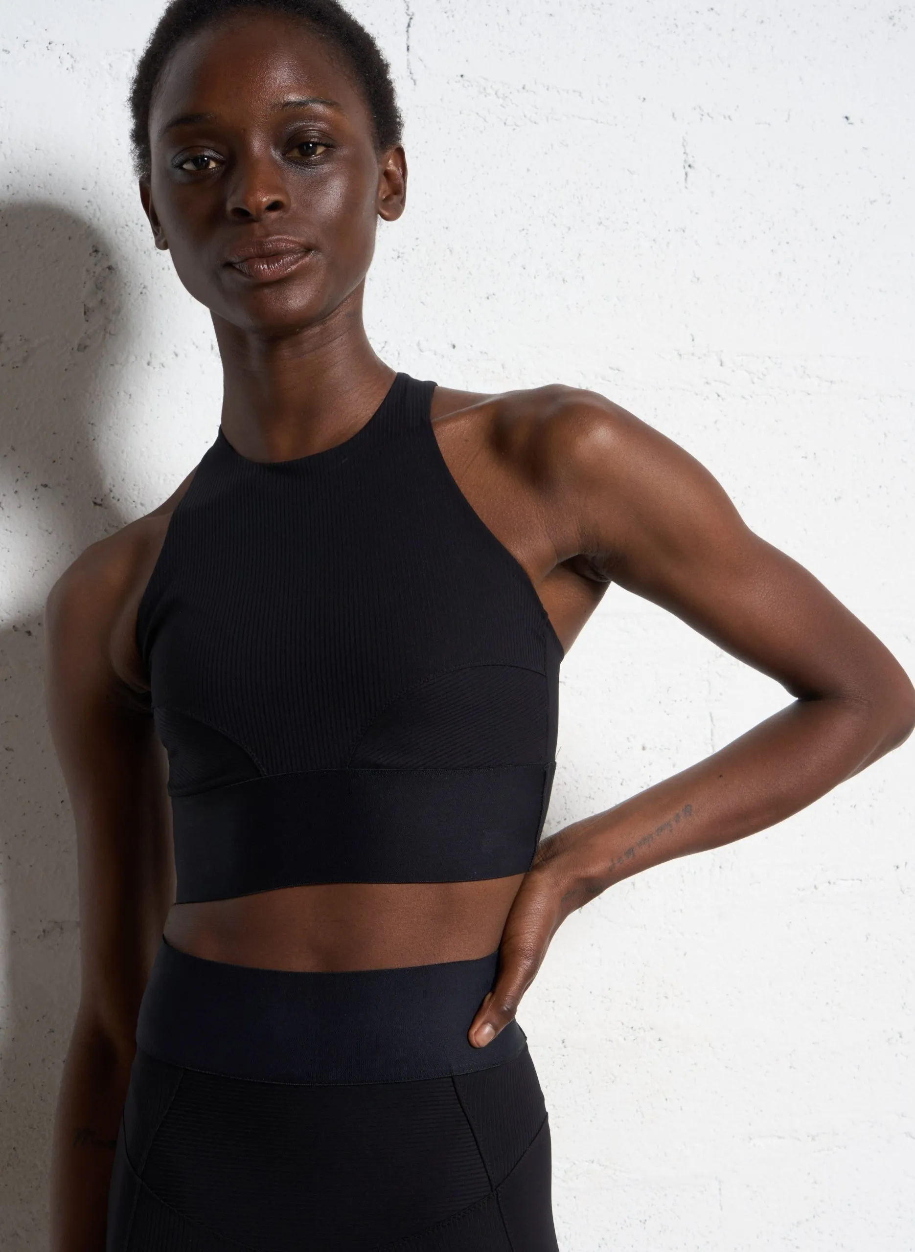 Geripptes Crop-Top mit Cut-Outs Schwarz