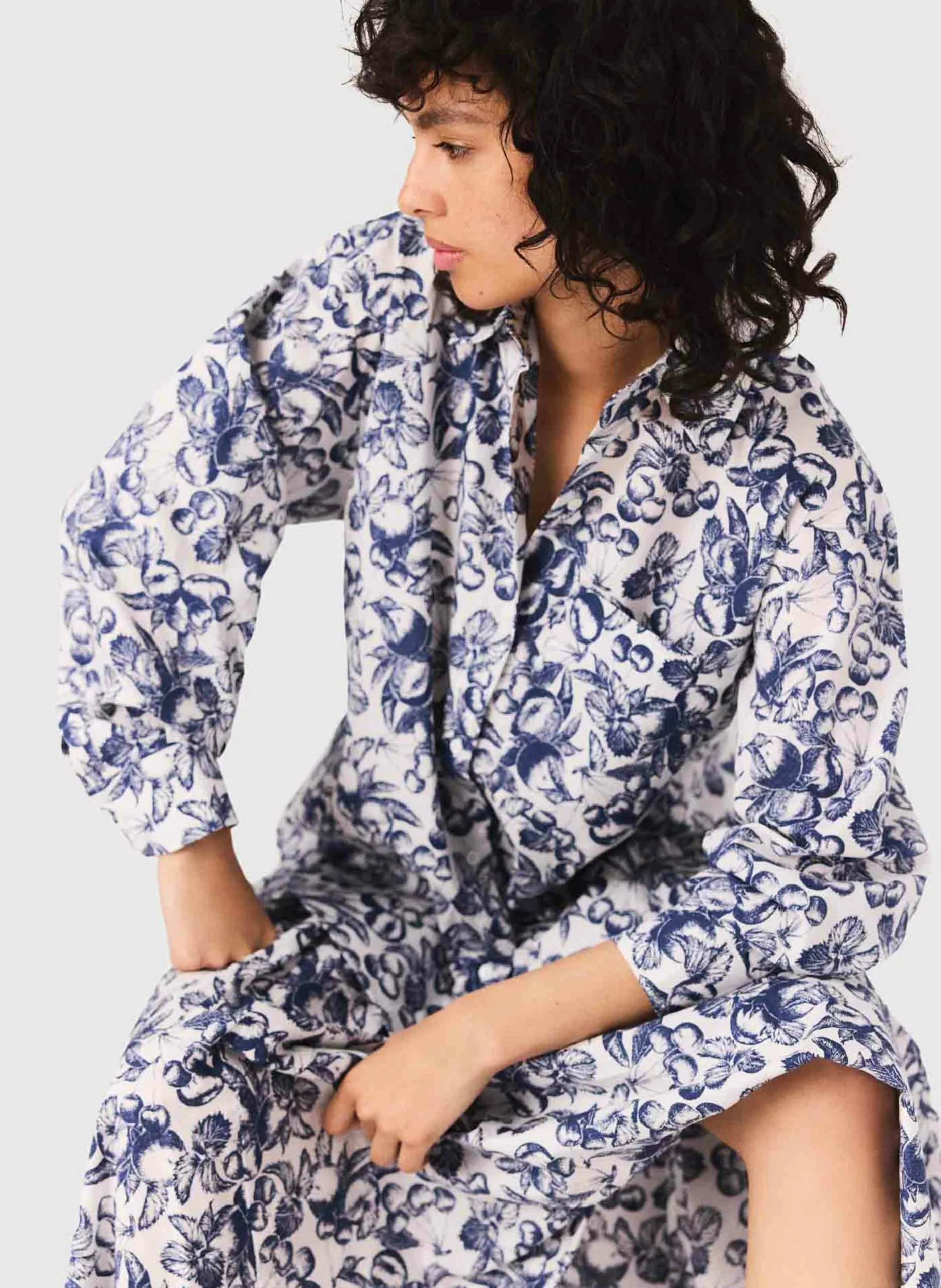 Bedrucktes gerade geschnittenes Hemd mit Kirschmuster Blau