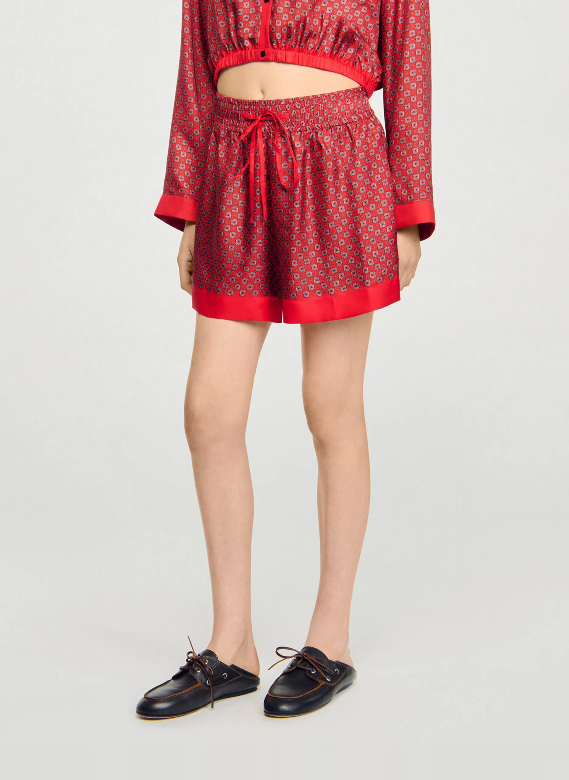 Kurzes, lockeres Oberteil mit großen Mustern Rot