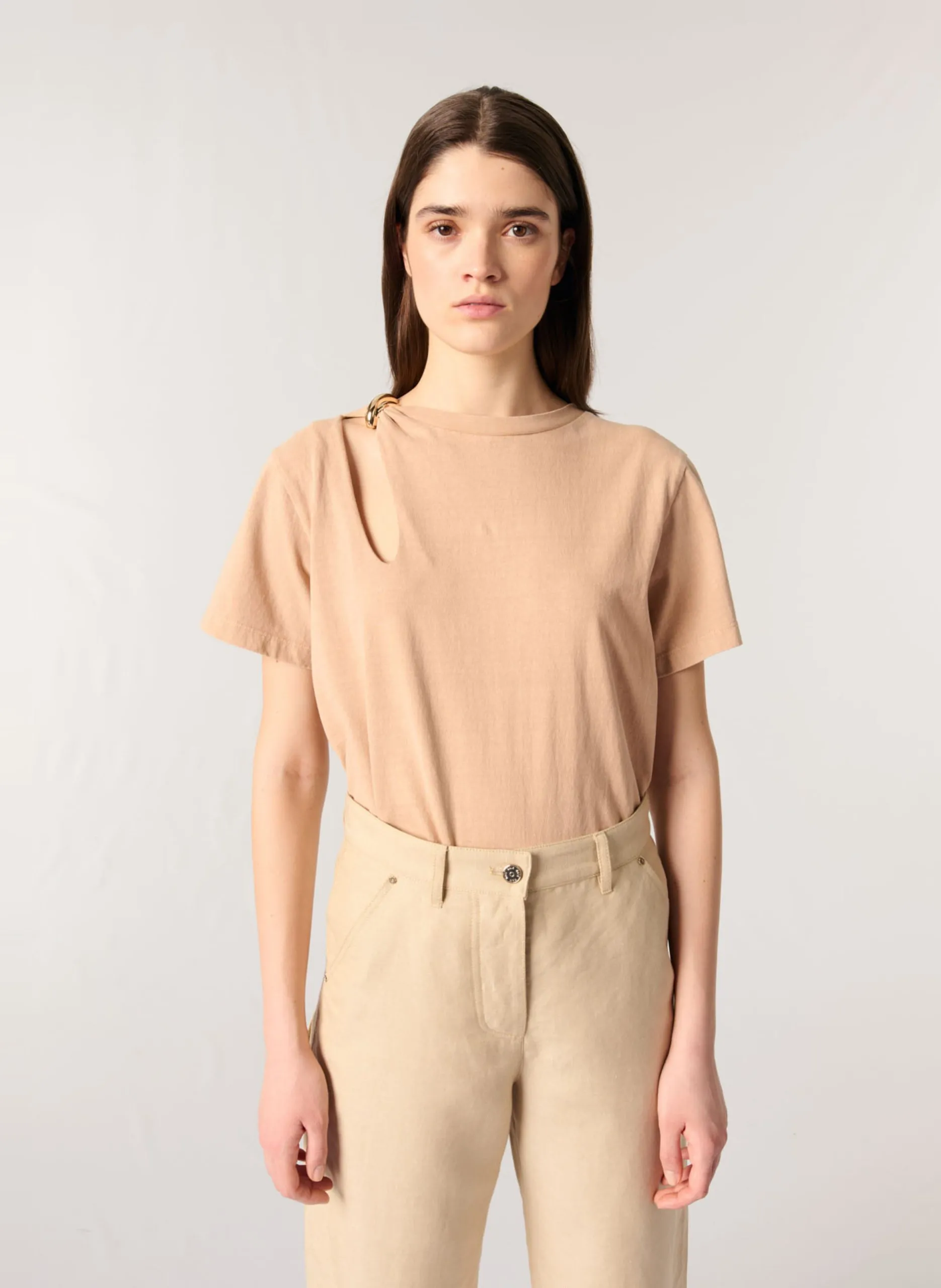 Einfarbiges T-Shirt mit durchbrochenem Kragen und Schmuck Beige