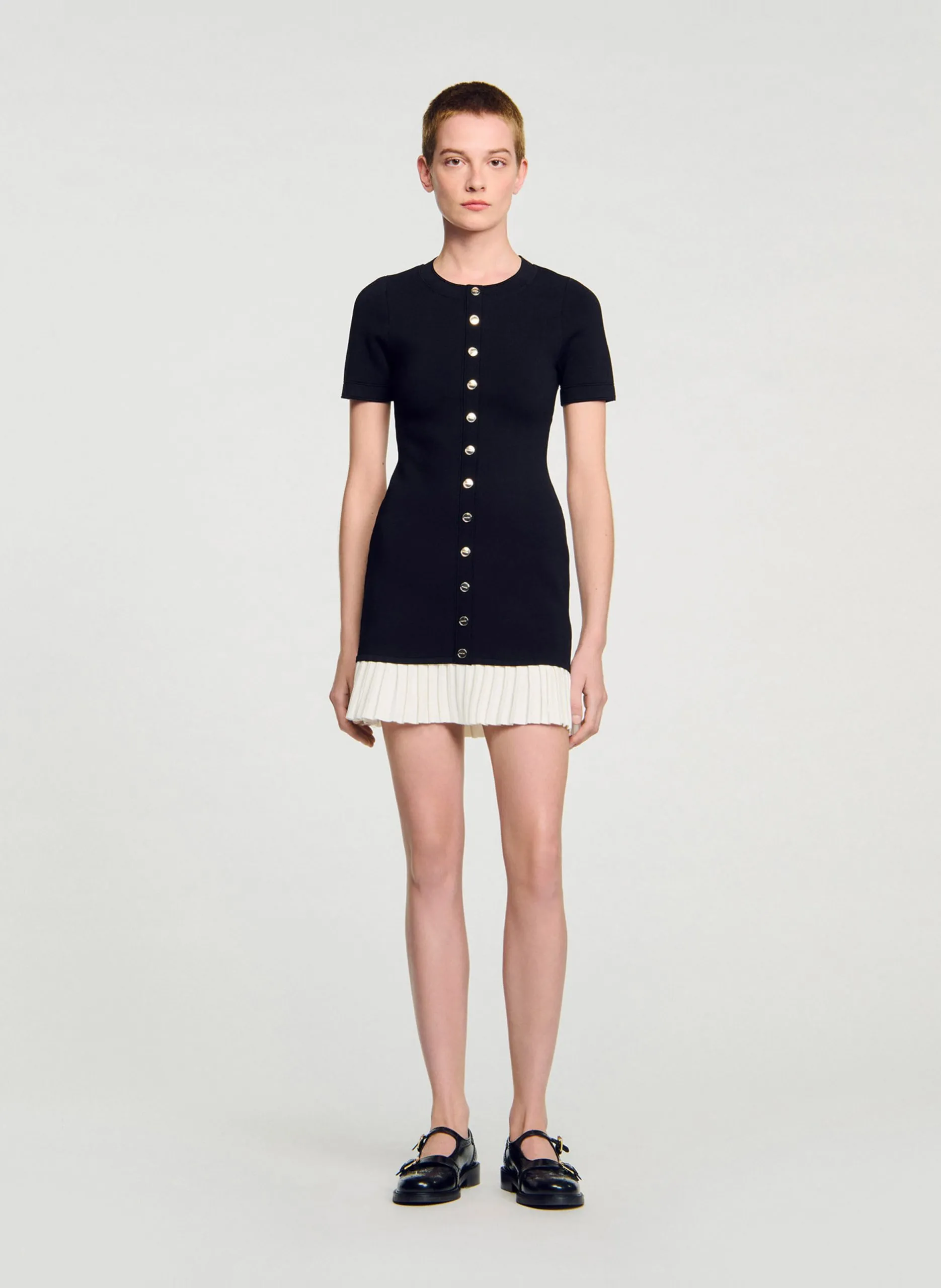 Kurzes Strickkleid mit Volant Schwarz