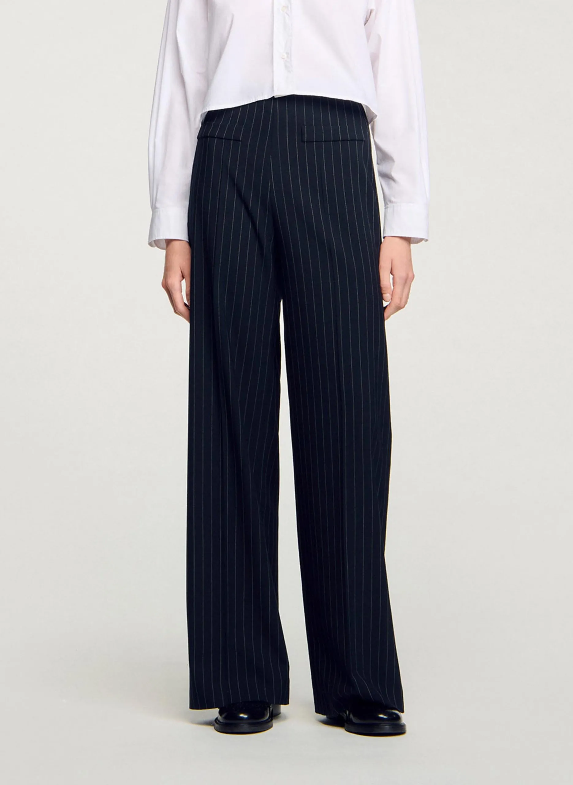 Gerade geschnittene, fließende Streifenhose Schwarz