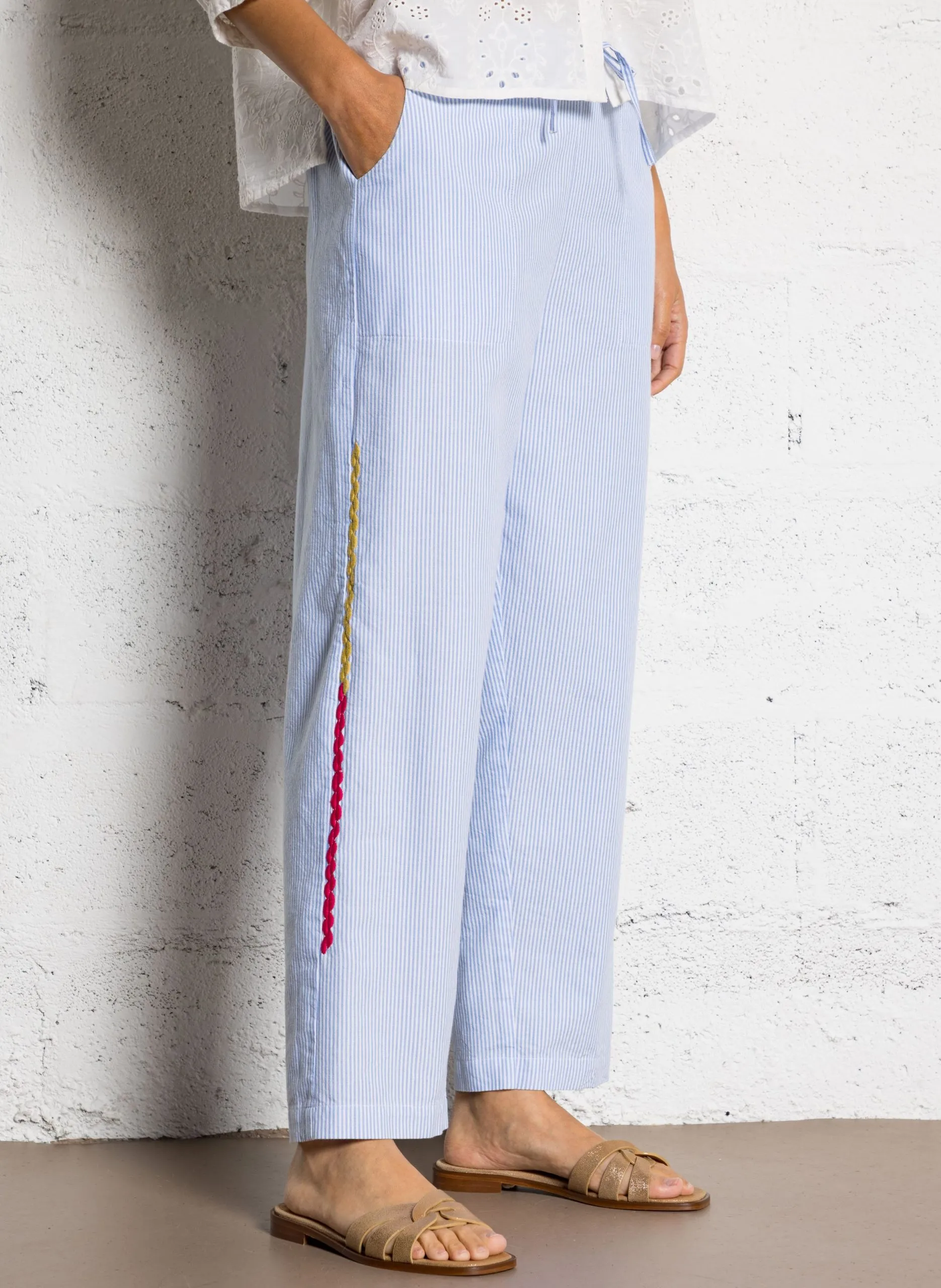 Gerade geschnittene Hose mit gestreiften Stickereien an den Seiten Weiss TAPTY