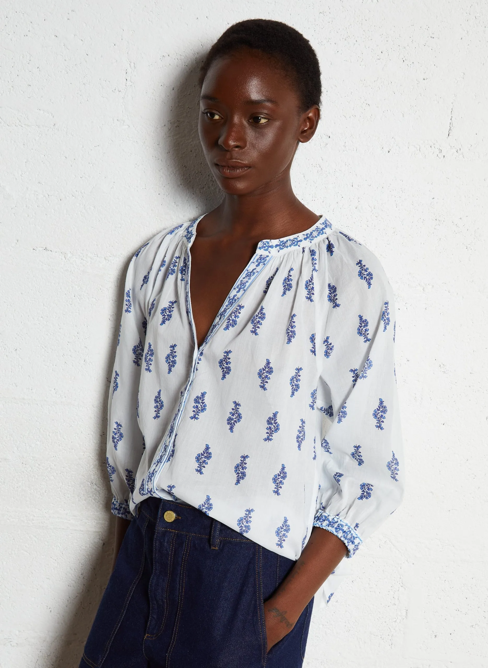 Blumiges gerade geschnittenes Hemd mit Tunika-Kragen Weiss PETALE