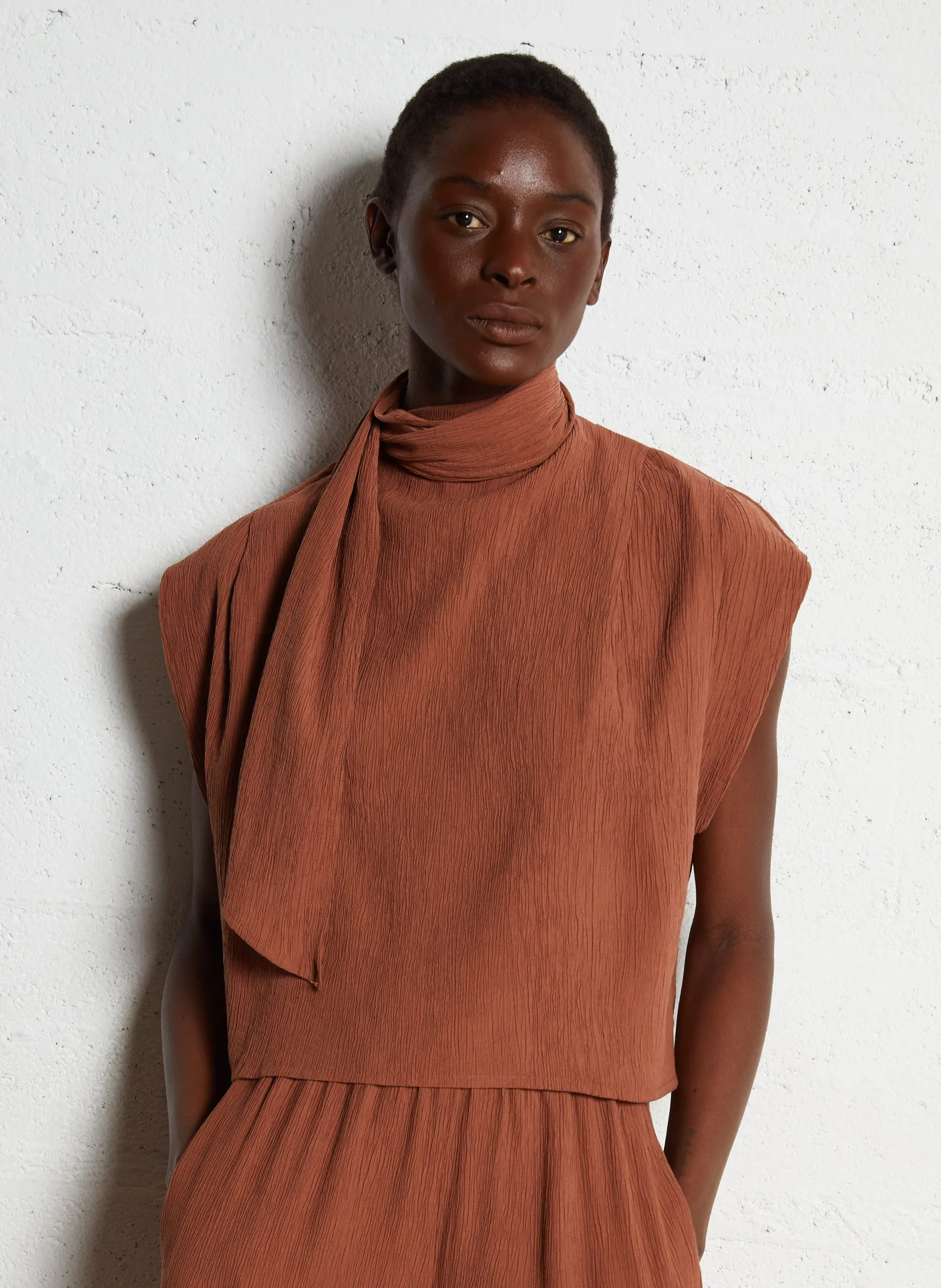 Top mit asymmetrischem Kragen Braun