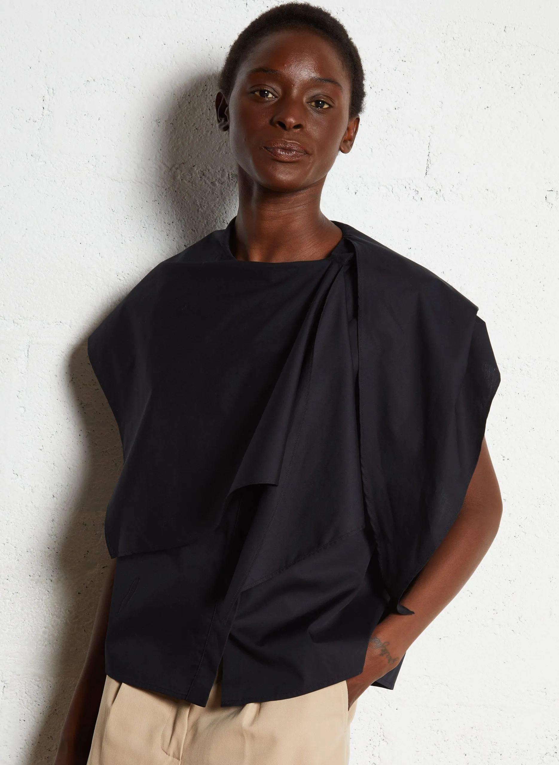 Top mit kurzen Ärmeln und asymmetrischem Verschluss Schwarz WINONA