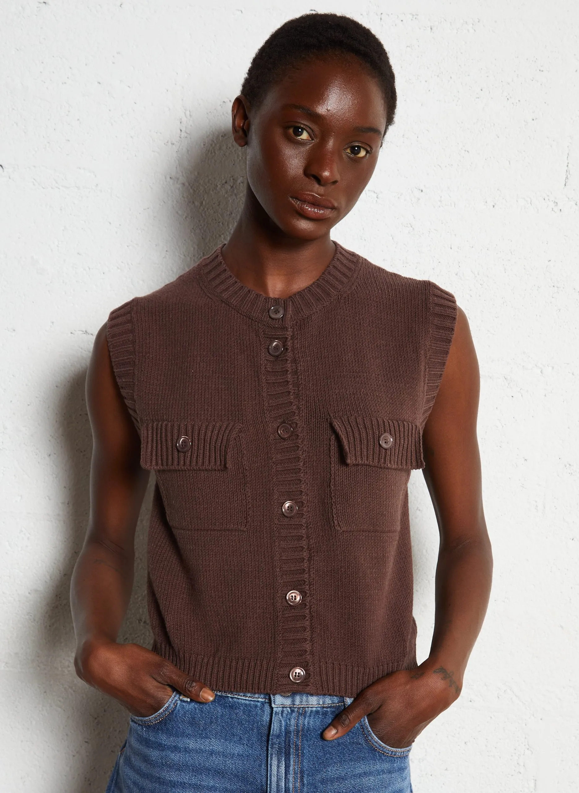 Kurze Strickjacke mit Knöpfen Braun CAPRARA