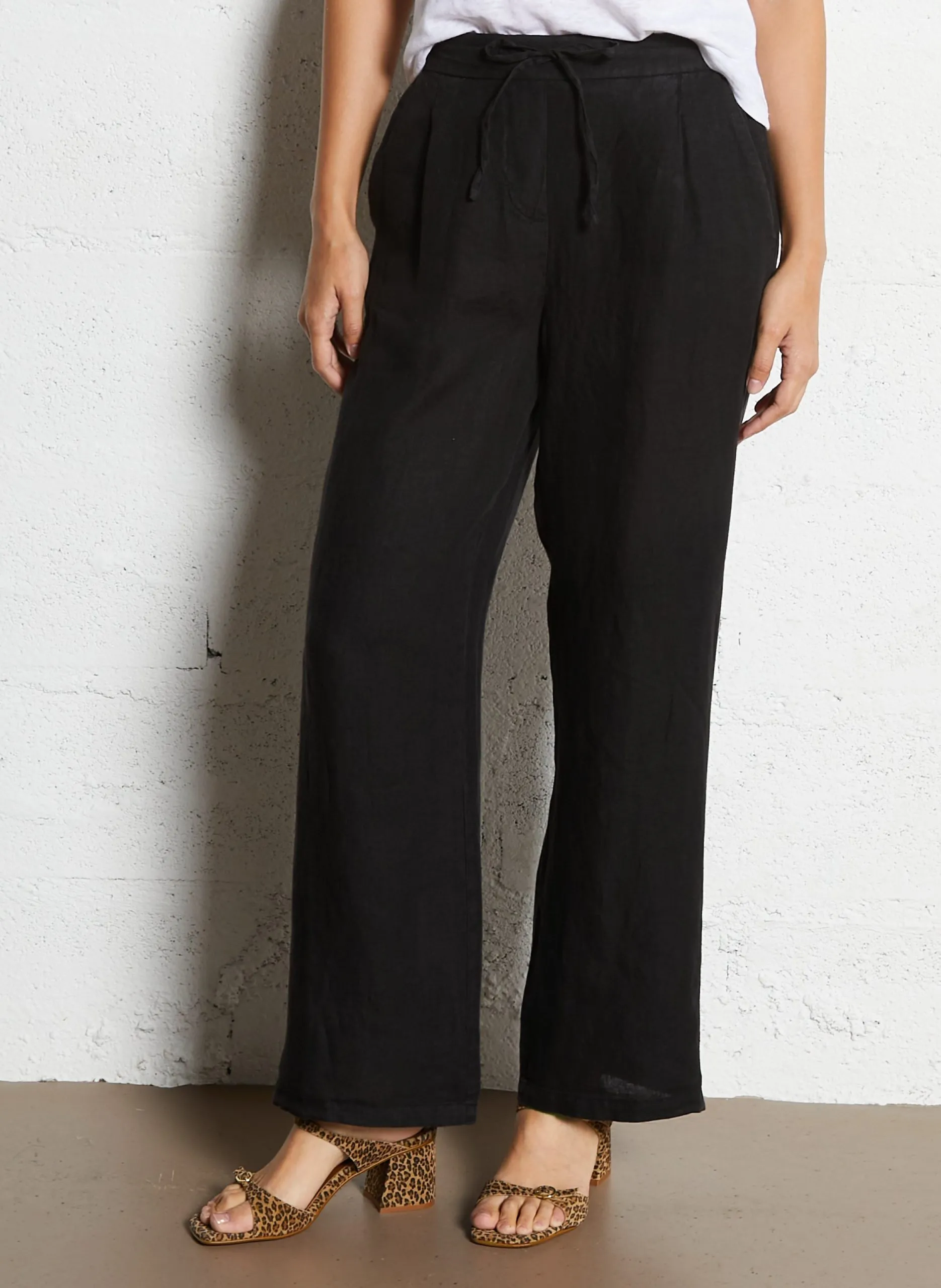 Gerade geschnittene Bundfaltenhose aus Leinen mit hohem Bund Schwarz PASKY