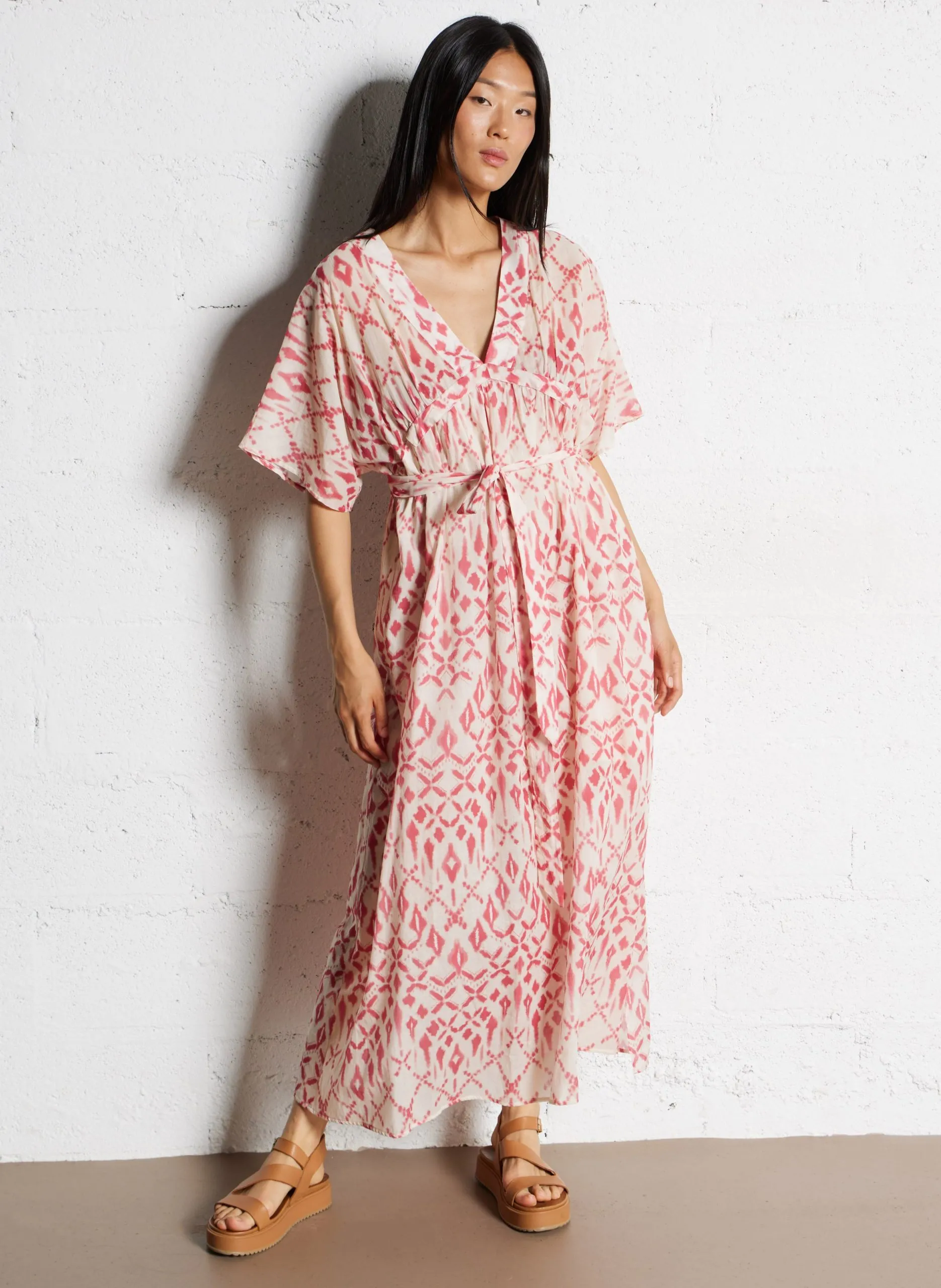 Bedrucktes Kleid mit V-Ausschnitt Beige LOUBNA