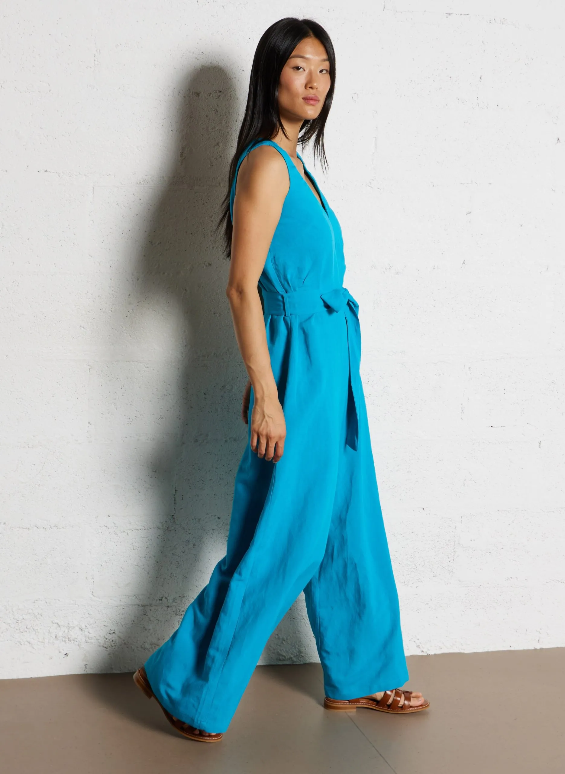 Weiter Jumpsuit mit V-Ausschnitt Blau