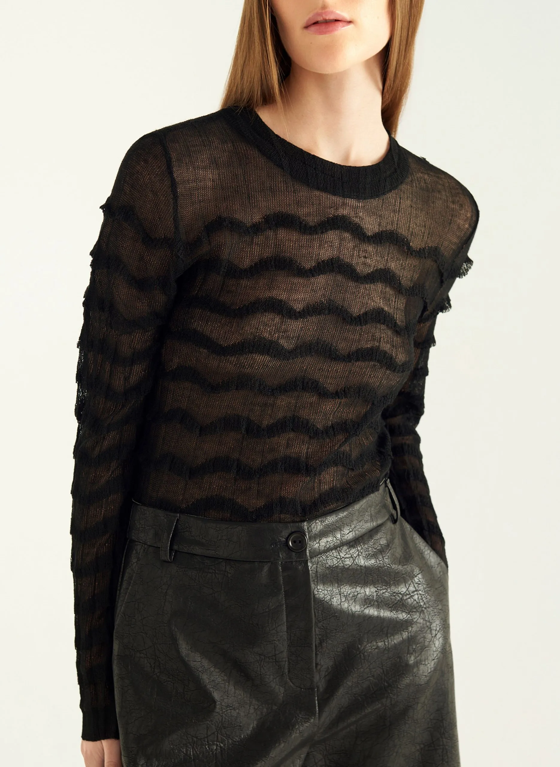 Rundhalsausschnitt-Pullover mit gerüschtem Feinstrick. Schwarz