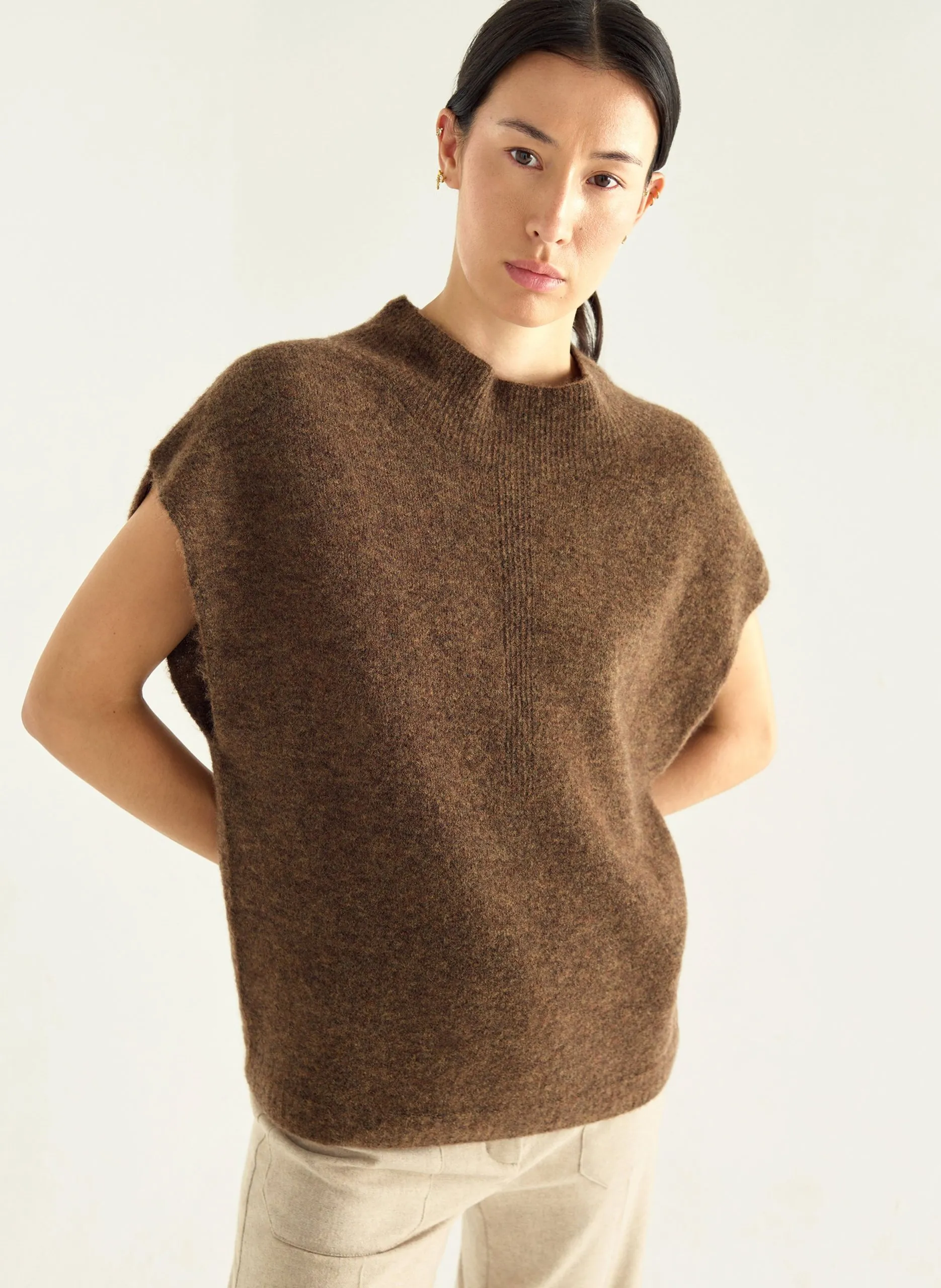 Ärmelloses Oversize-Strickoberteil in Uni-Farben. Braun