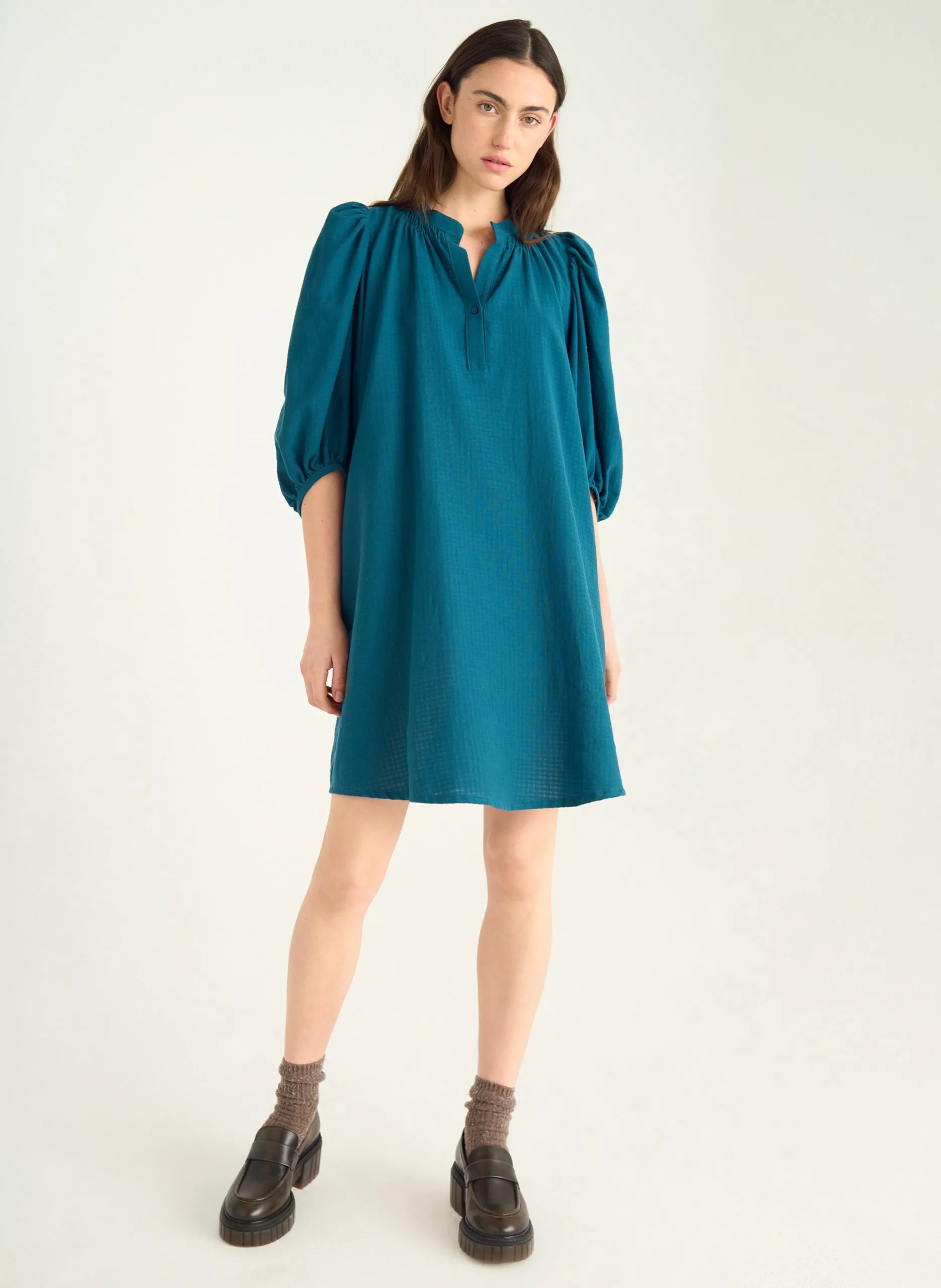 Weites Baumwollkleid mit Henley-Ausschnitt Grun