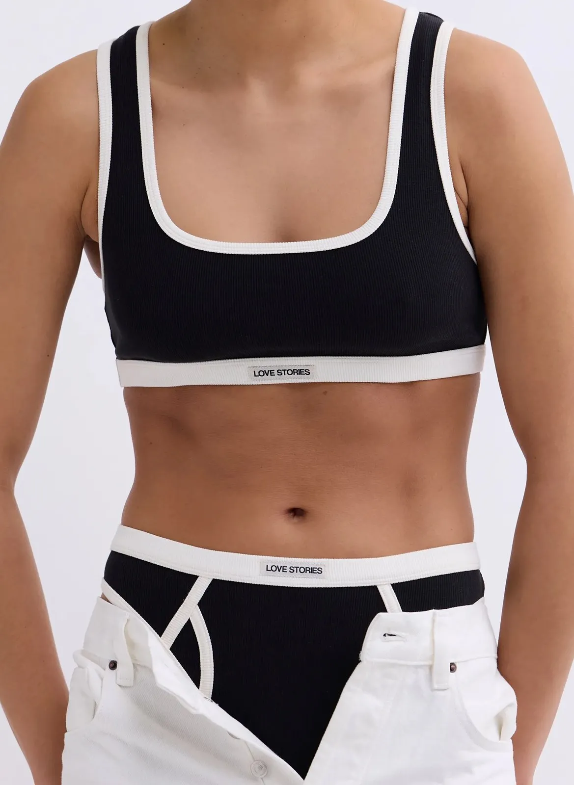 Geripptes Top mit kontrastierenden Kanten Schwarz RIKA