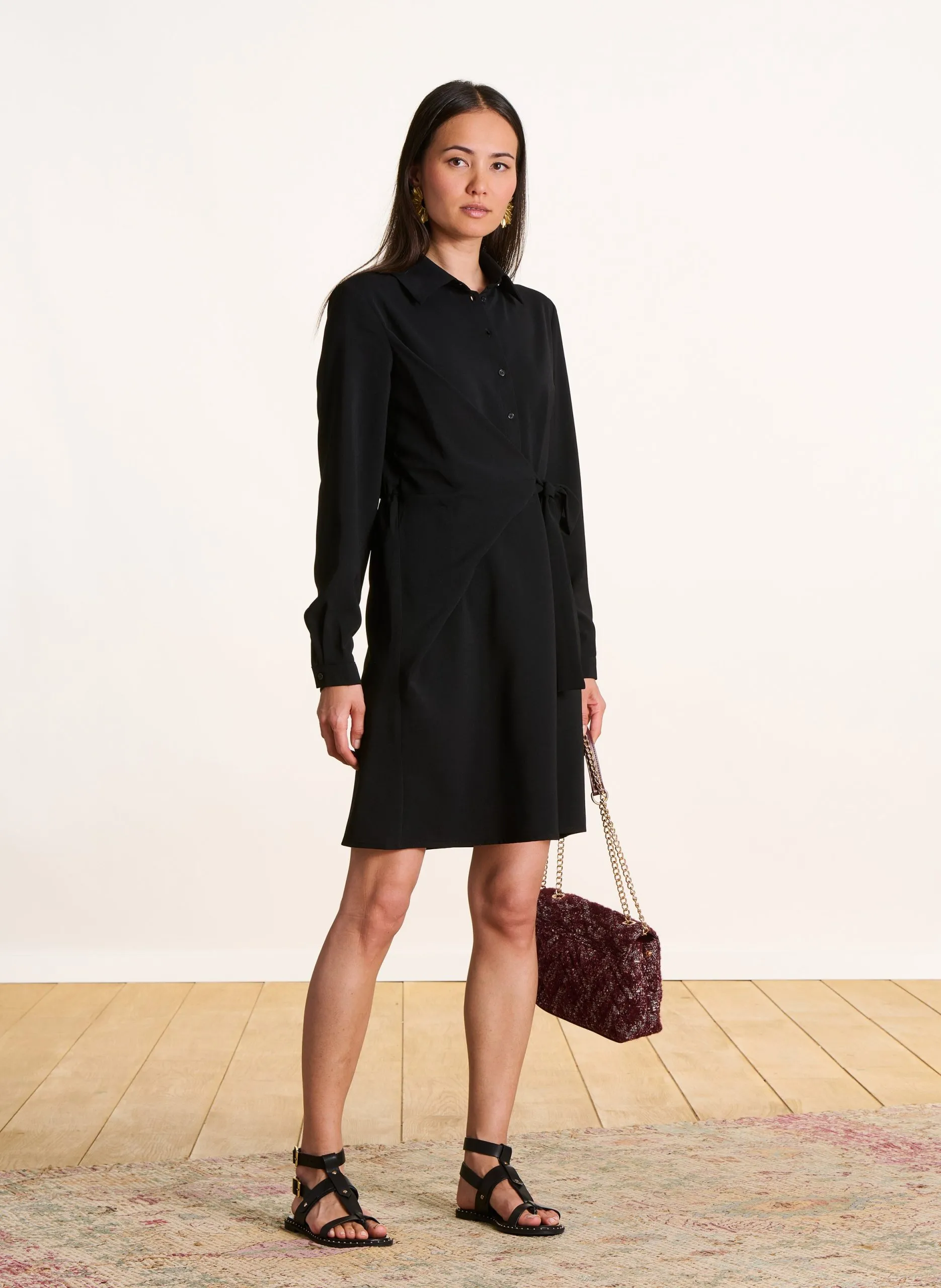 Tailliertes Kurzkleid mit klassischem Kragen Schwarz