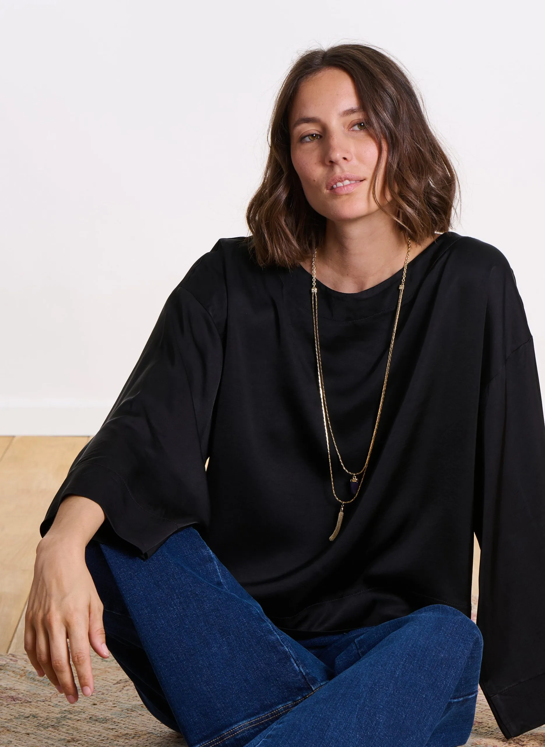 Weites Top mit Bootsausschnitt aus Satin. Schwarz