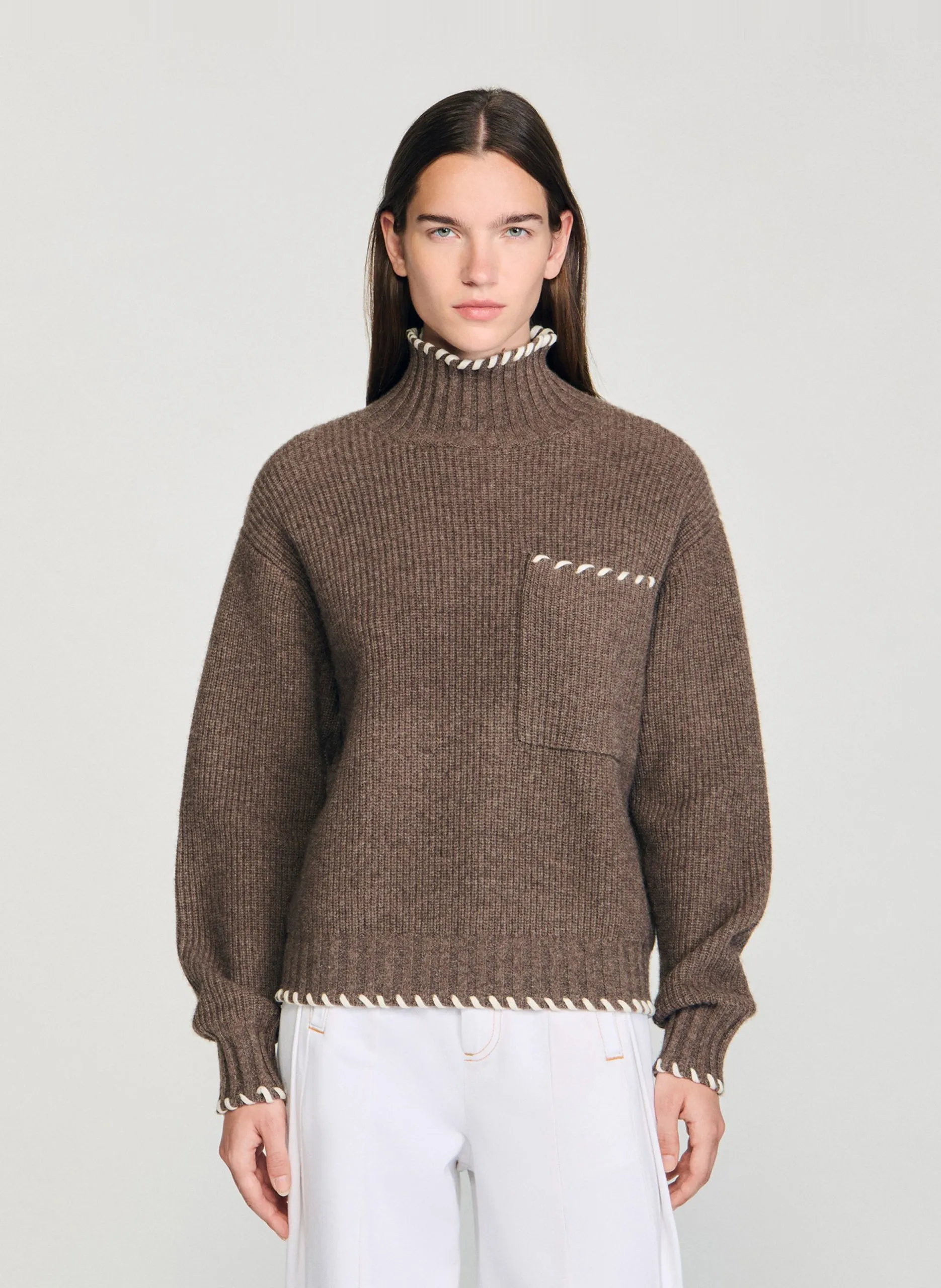 Weiter, einfarbiger Wollmix-Pullover mit Stehkragen und langen Ärmeln Braun